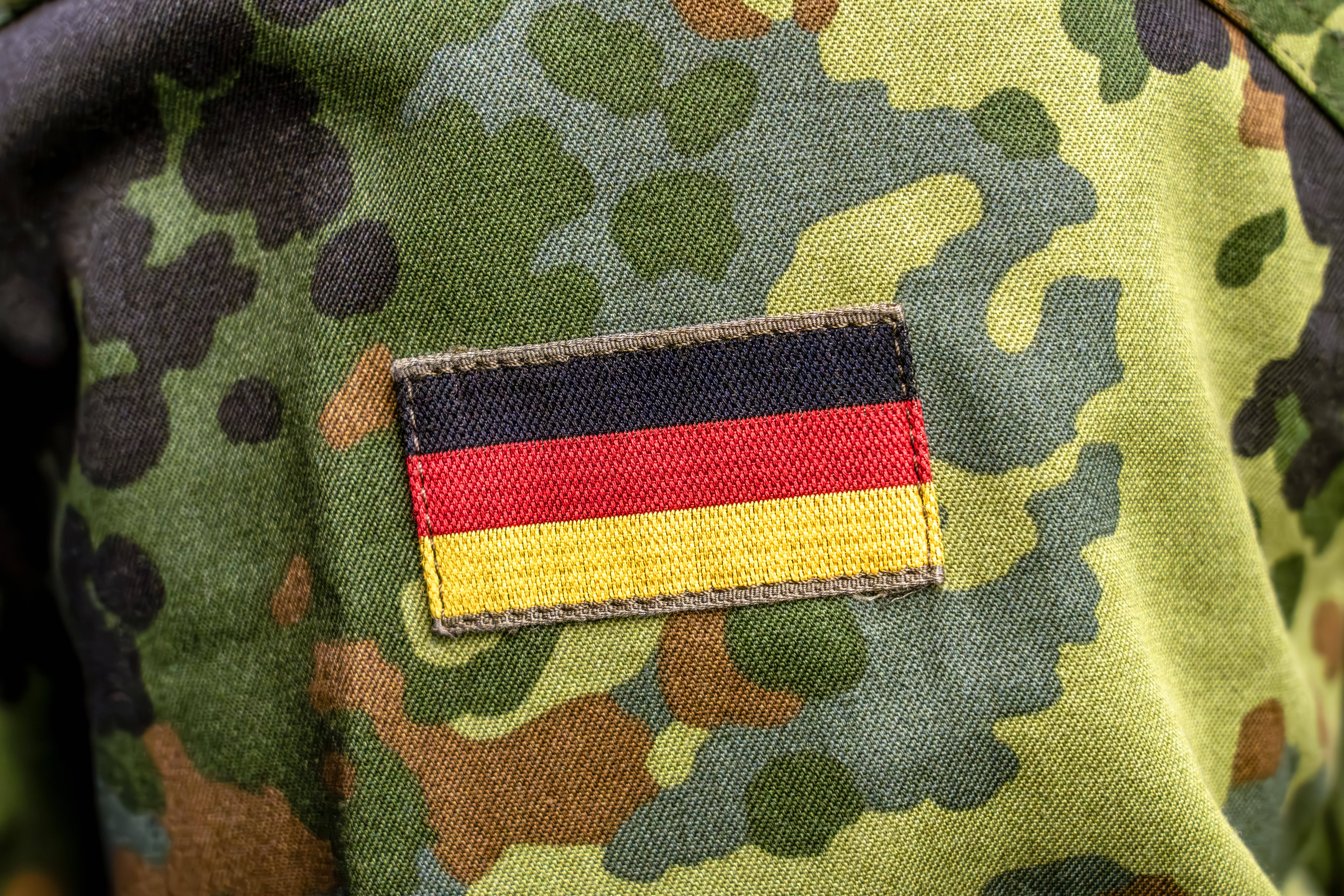 Aufnäher eine Deutschland-Fahne auf Flecktarn der Bundeswehr