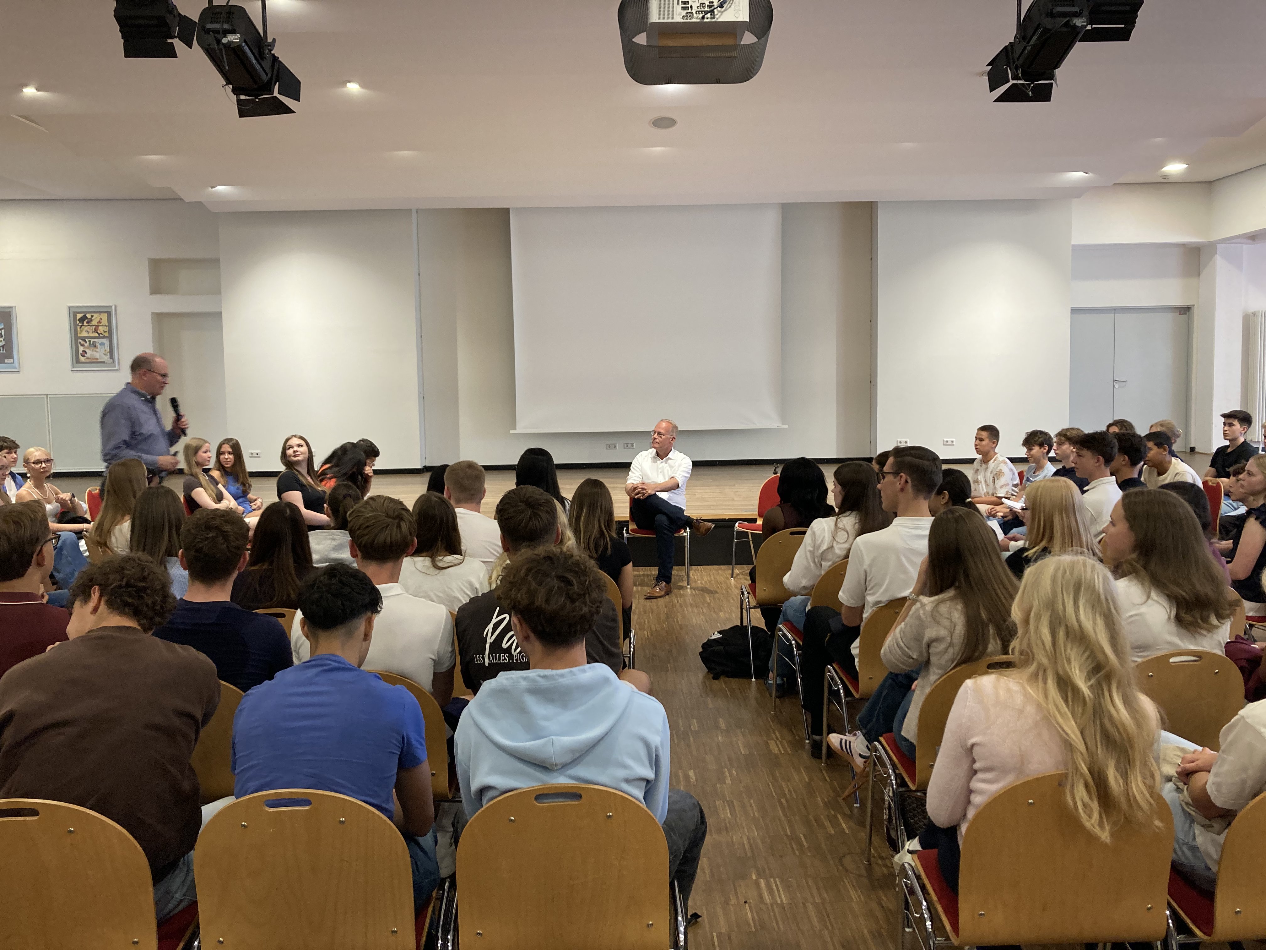 Matthias Miersch spricht mit Schüler*innen an seiner alten Schule in Laatzen.