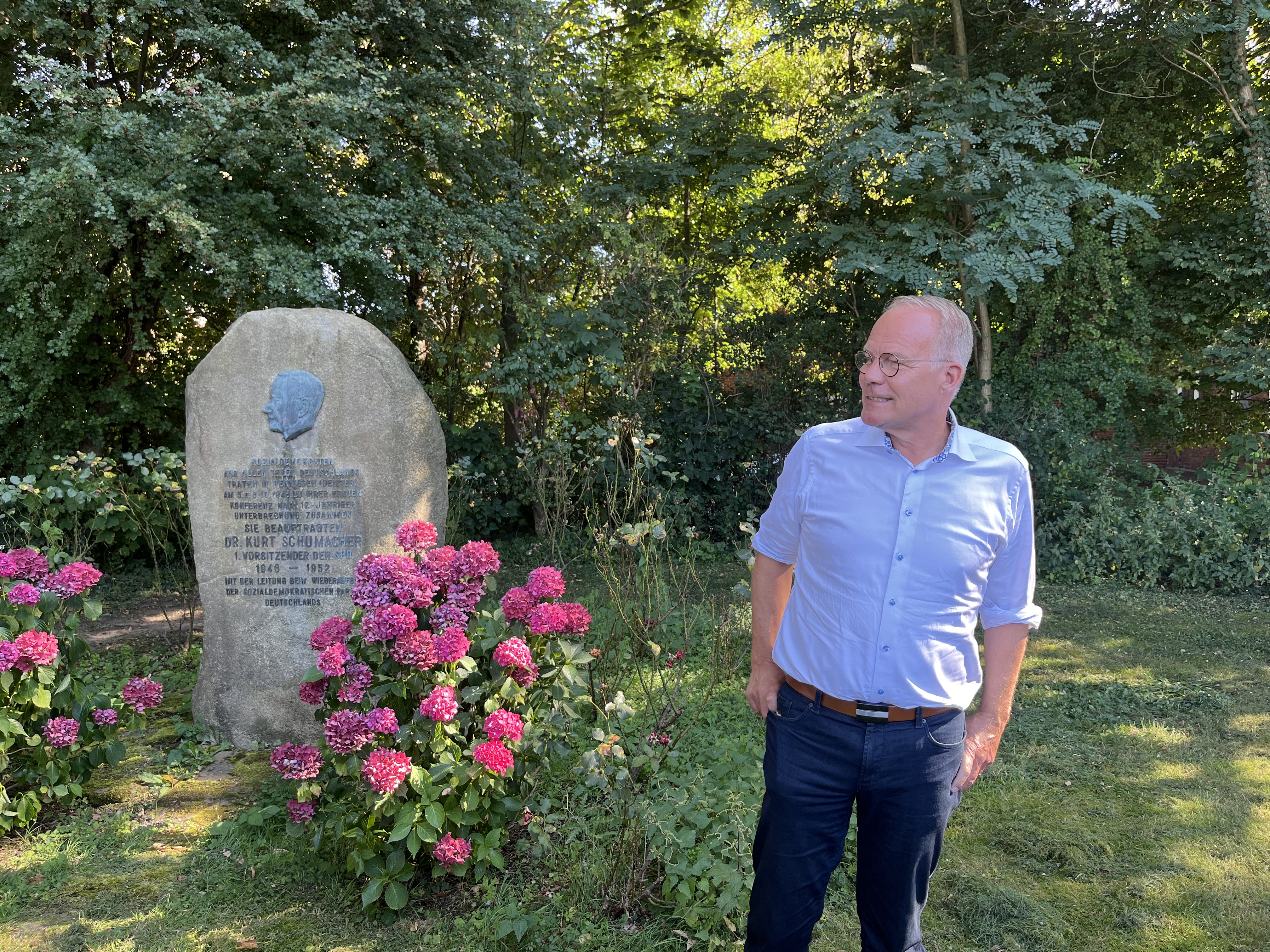 Matthias Miersch vor dem Gedenkstein in Wennigsen, der an die Wiedergründung der SPD durch Kurt Schumacher im Oktober 1945 erinnert.