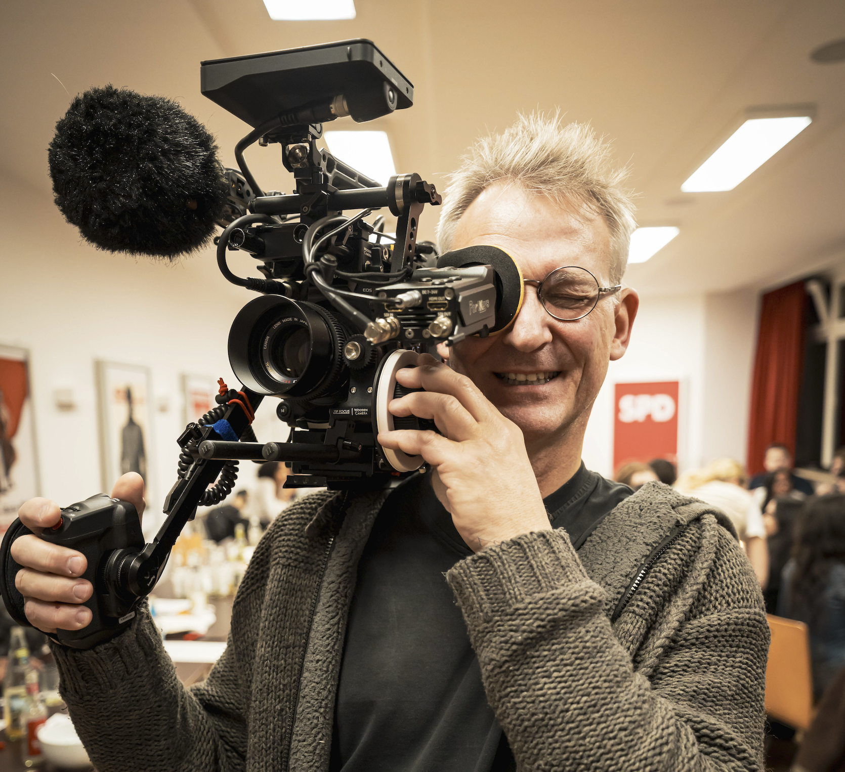 Kameramann Jan-Christoph Schultchen mit Kamera bei der SPDV-Veranstaltung in Hamburg-Bergedorf