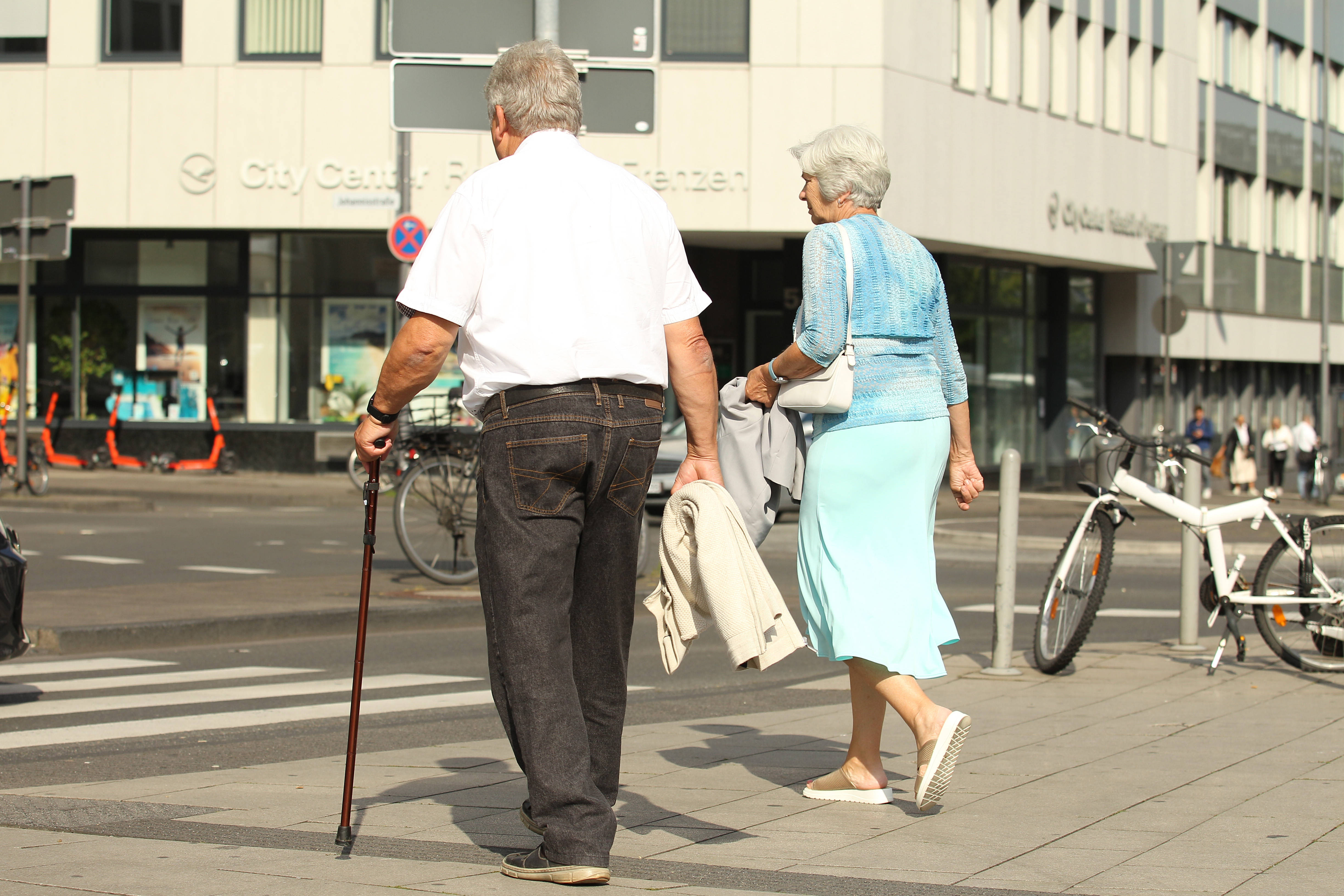 Zwei alte Leute auf einer Straße.