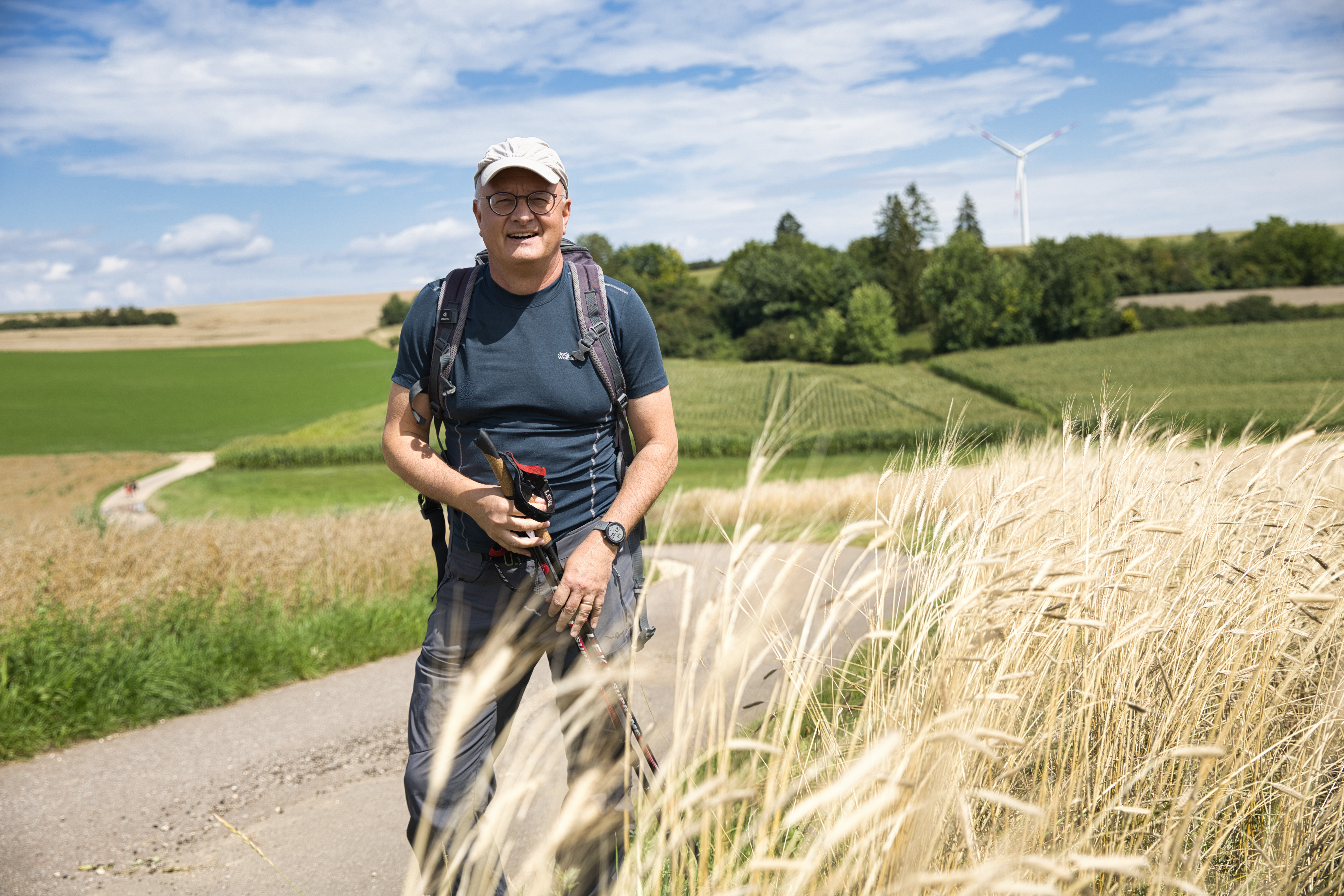 Der baden-württembergische SPD-Landesvorsitzende Andreas Stoch auf seiner knapp 50 Kilometer langen Barfuß-Tour von Heidenheim nach Ulm