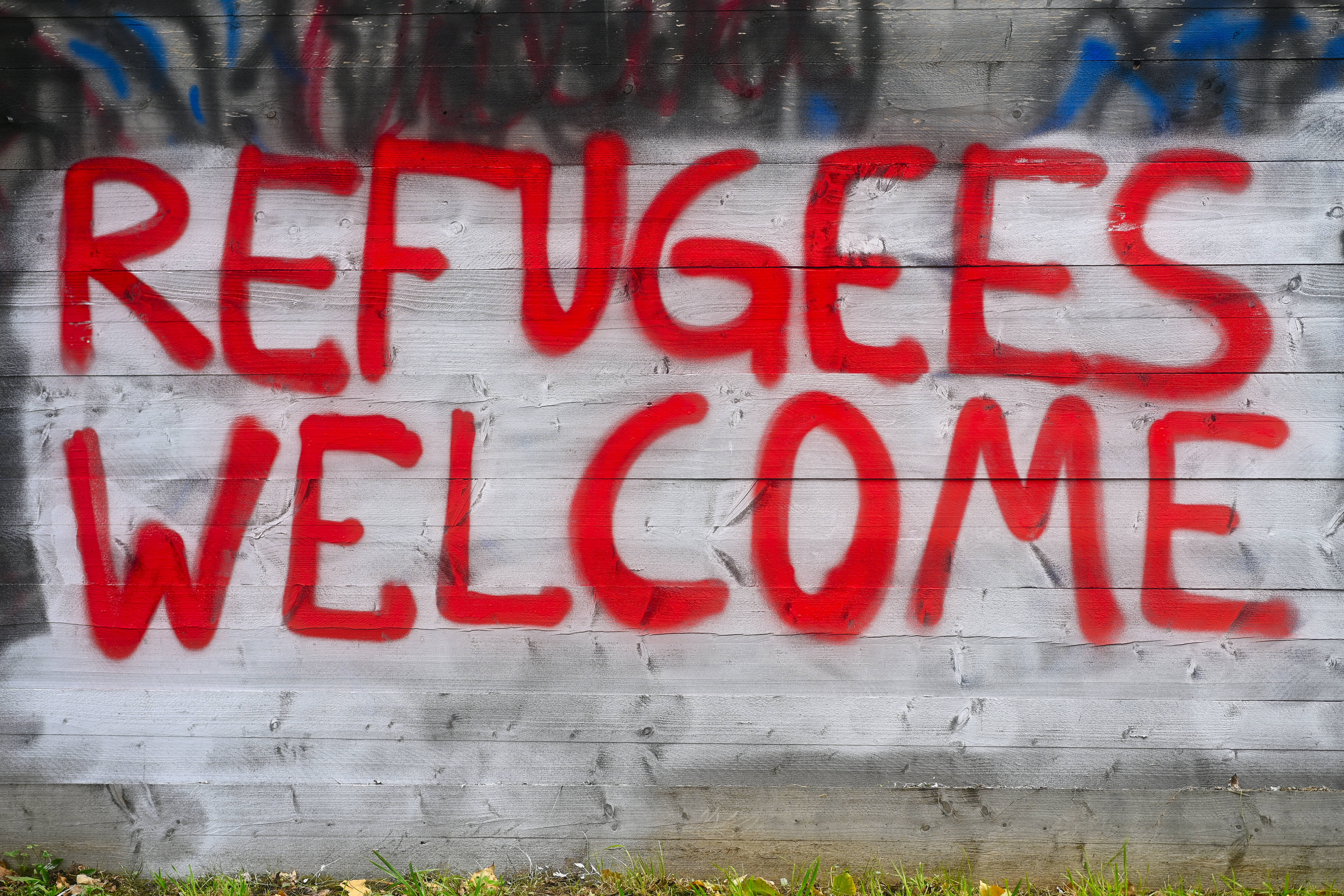 Ein Graffito an einem Bauzaun in Stuttgart mit der Aufschrift „Refugees welcome“