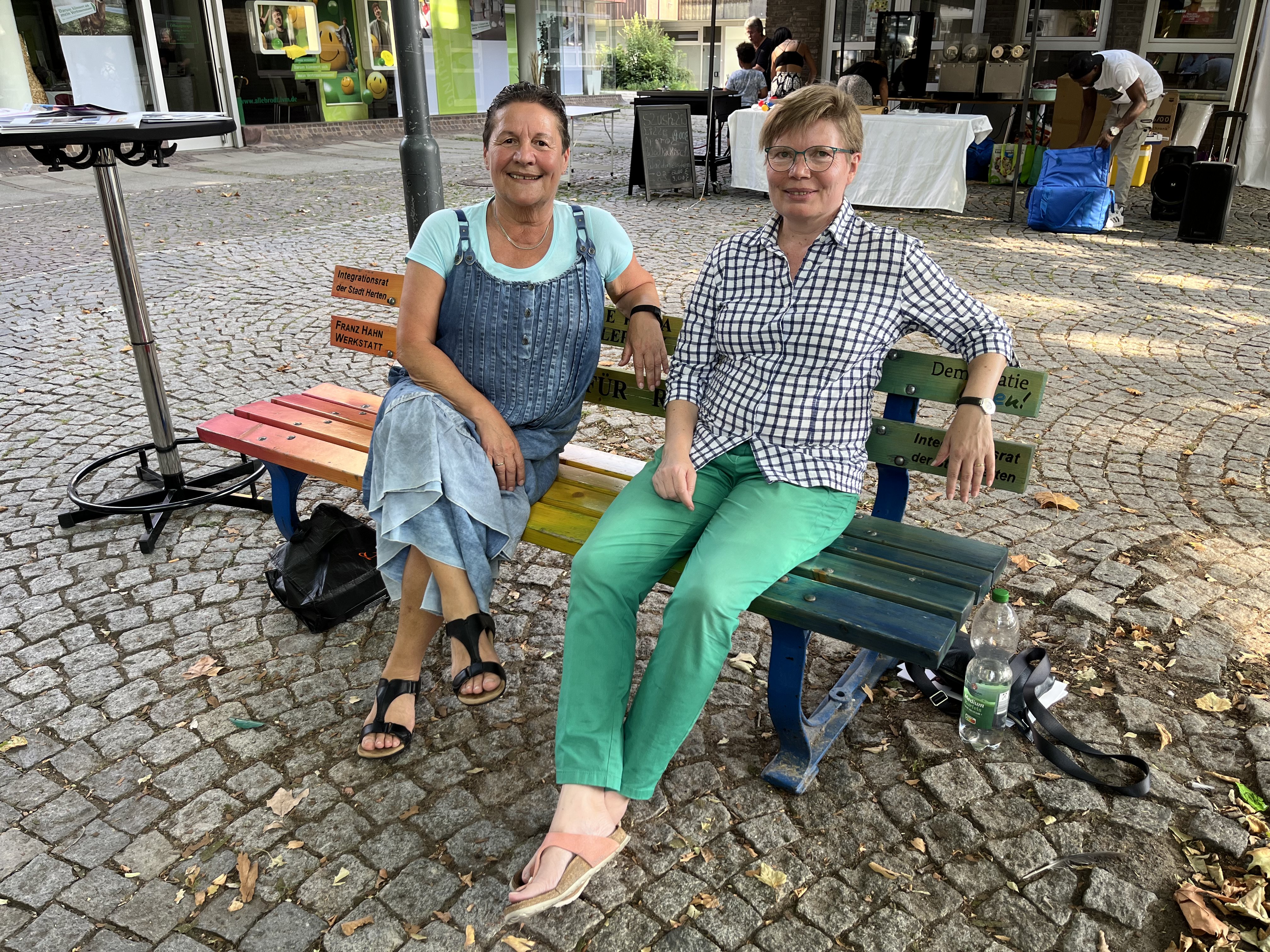 Babette Nieder mit Munevera Ackermann (l.) auf der „Wanderbank“ im Zentrum von Herten