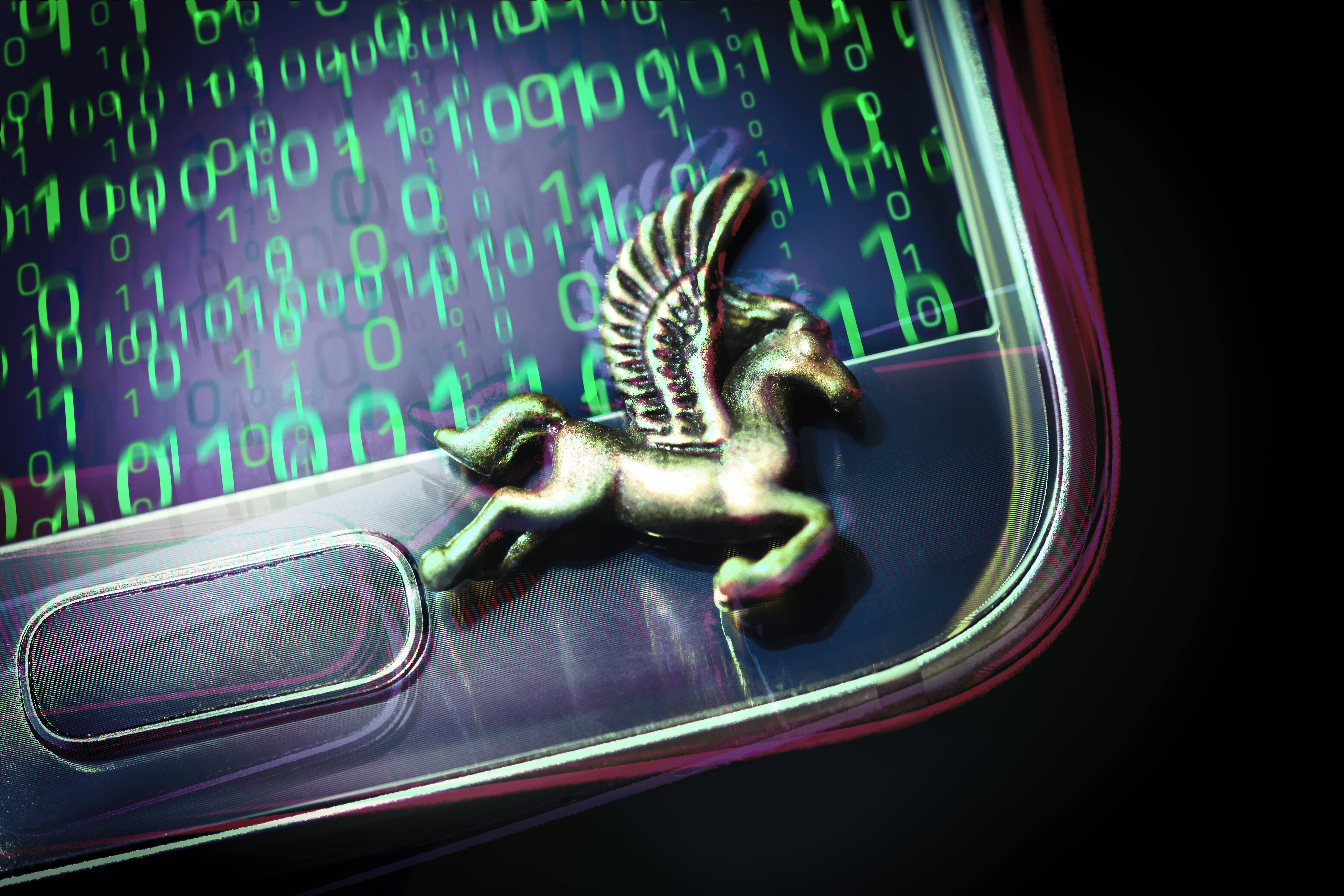 Symbolfoto mit Pegasus-Figur auf einem Handy mit Binärcode