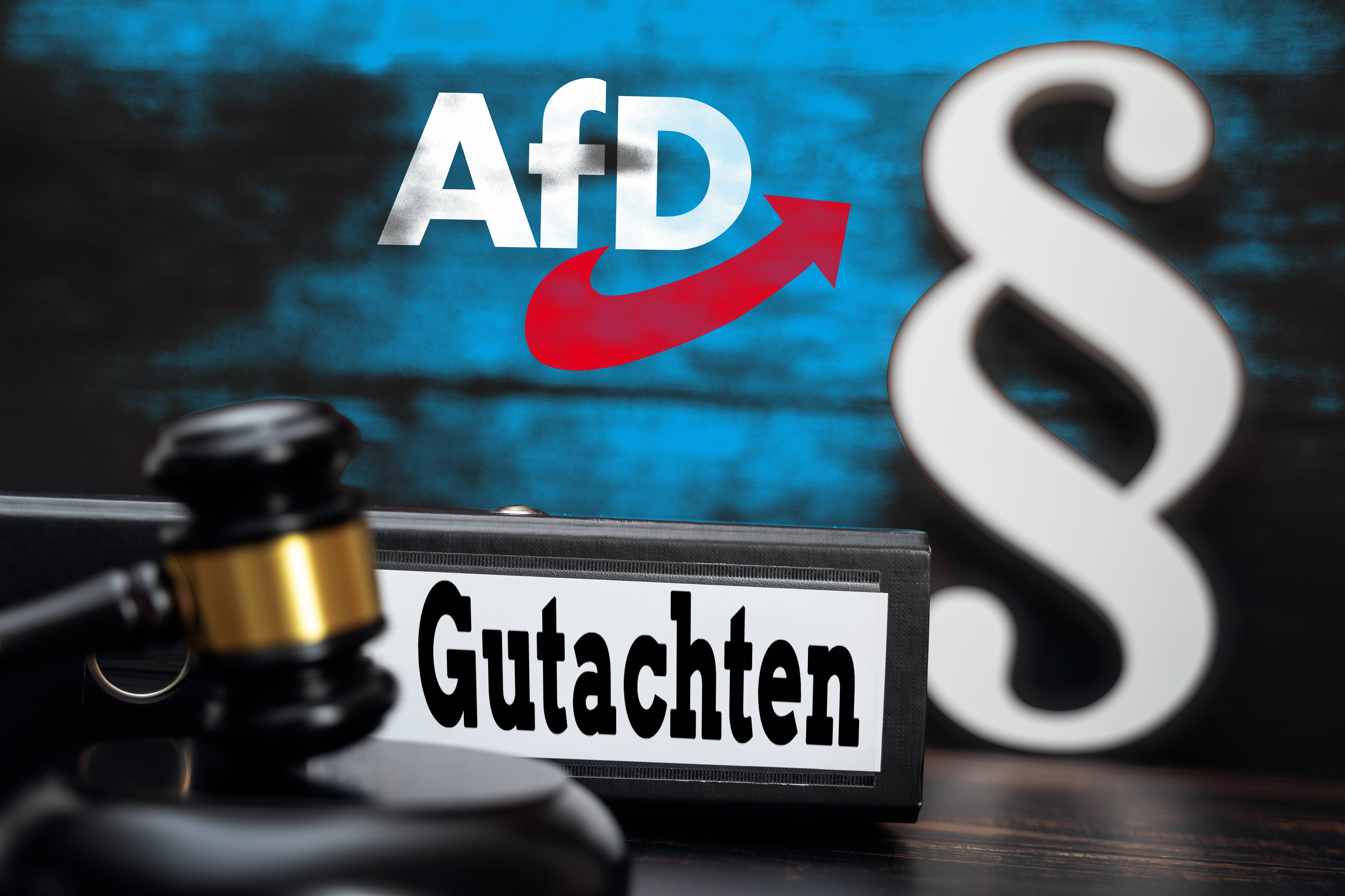 Symbolbild zur rechtlichen Bewertung der AfD mit Parteilogo,