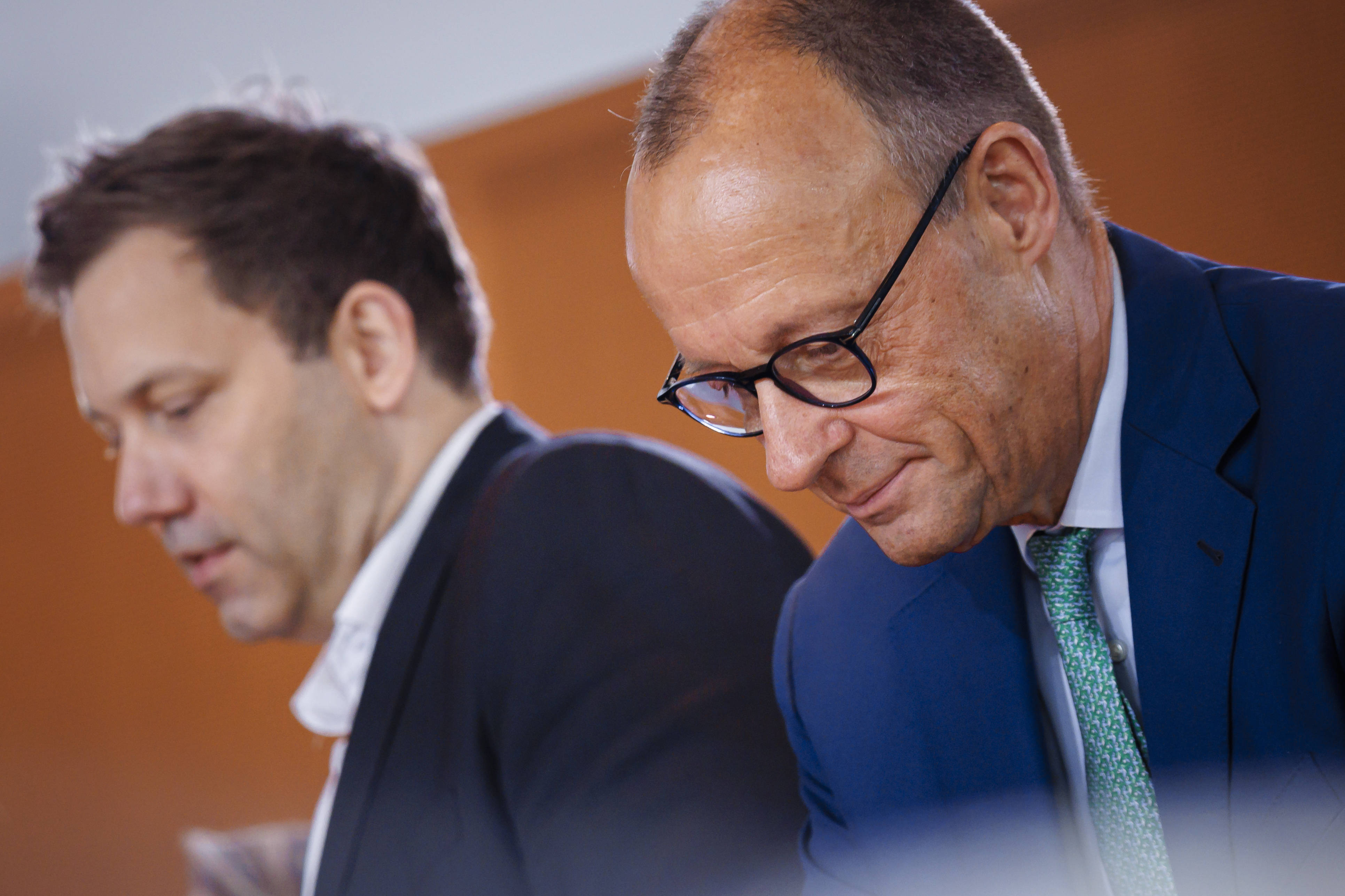 Die schwarz-rote Koalition unter Bundeskanzler Friedrich Merz (rechts) und Vizekanzler Lars Klingbeil ist nun seit 100 Tagen im Amt.