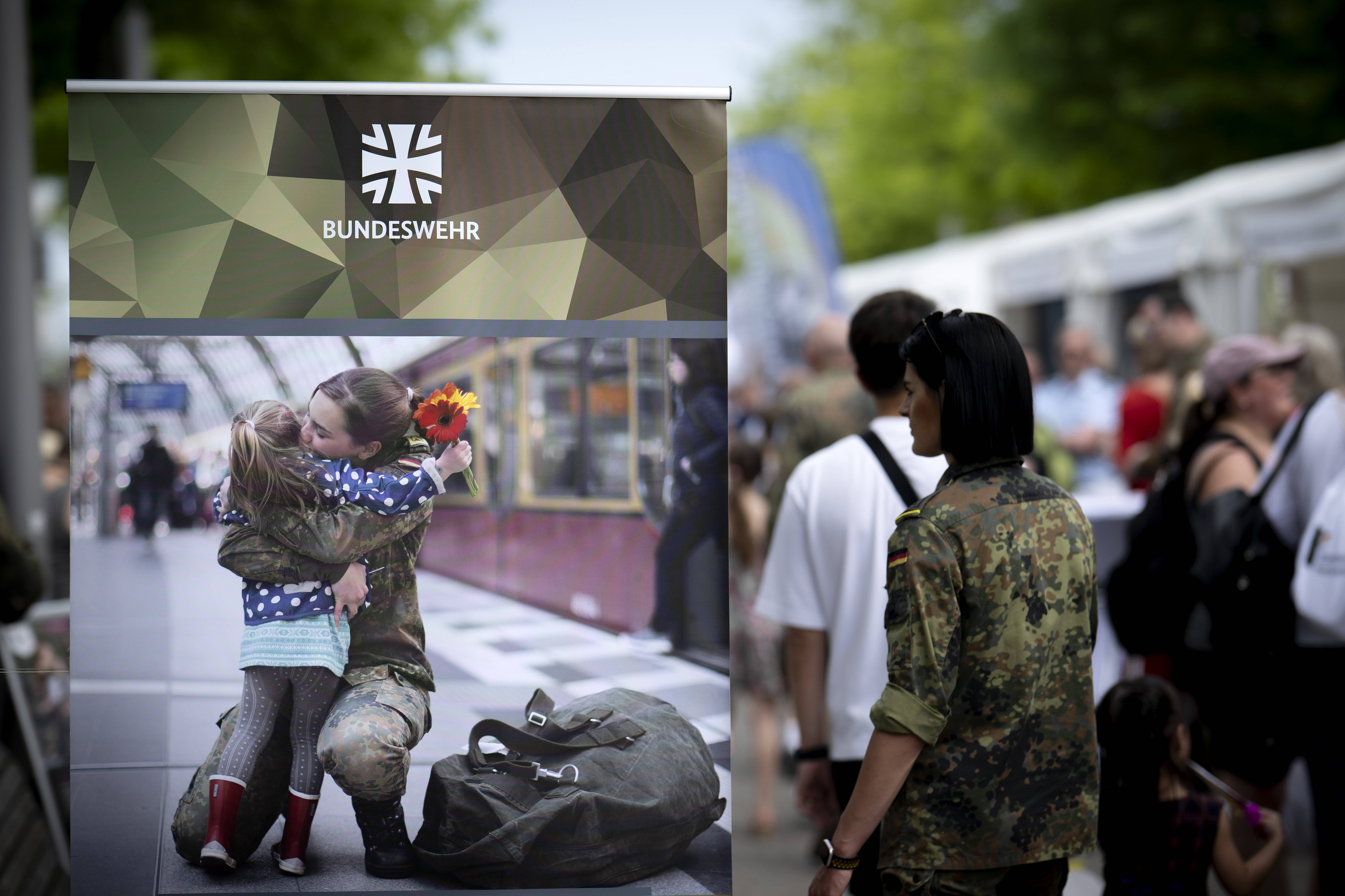 Mehr Frauen in der Bundeswehr: Das will Verteidigungsminister Boris Pistorius erreichen, unter anderem mit einer Plakatkampagne zum Thema familienfreundliche Streitkräfte, gezeigt am Nationalen Veteranentag, dem 15. Juni 2025, hier in Berlin.