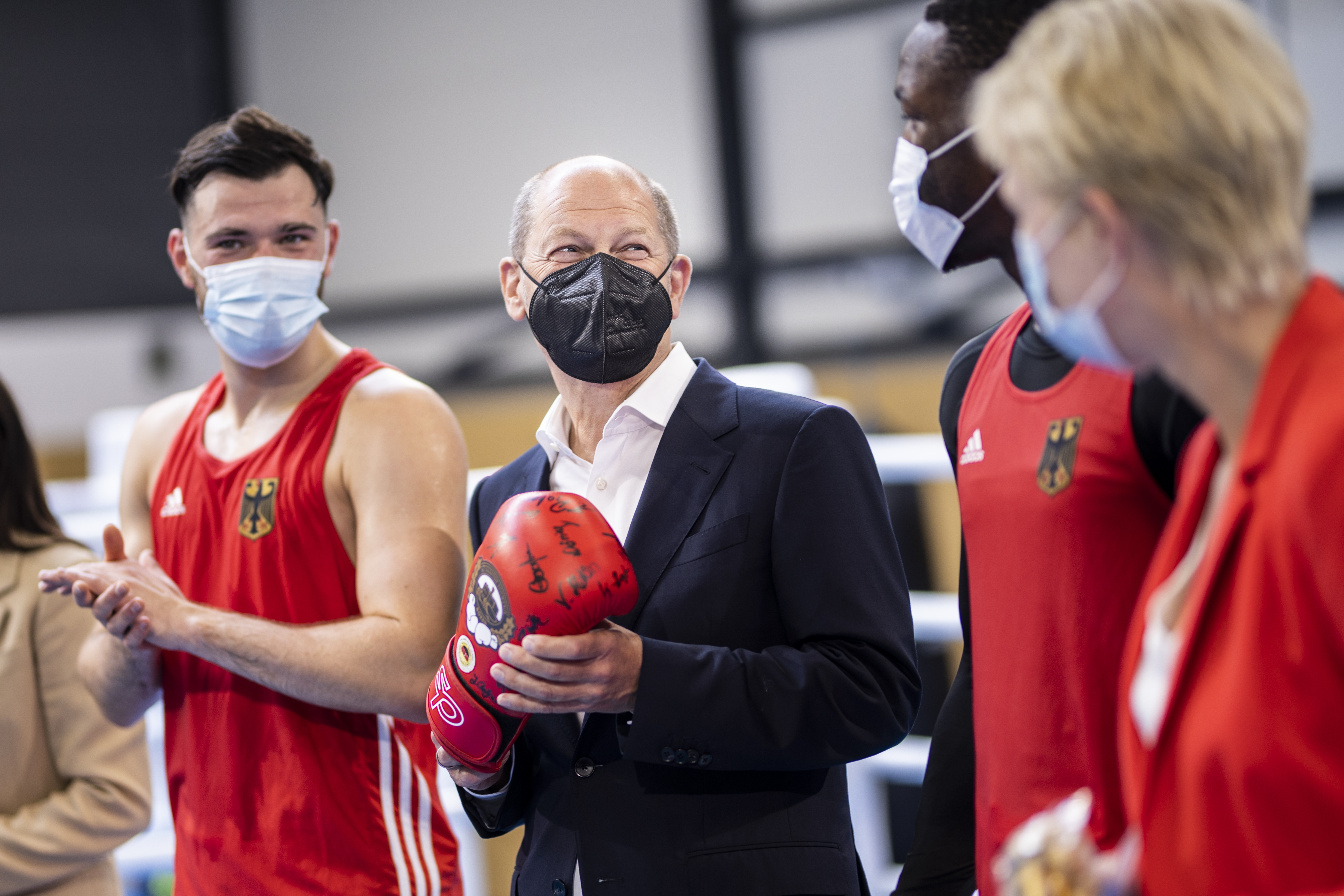 Olaf Scholz steigt in Schwerin gemeinsam mit Ministerpräsidentin Manuela Schwesig (r.) in den Boxring.