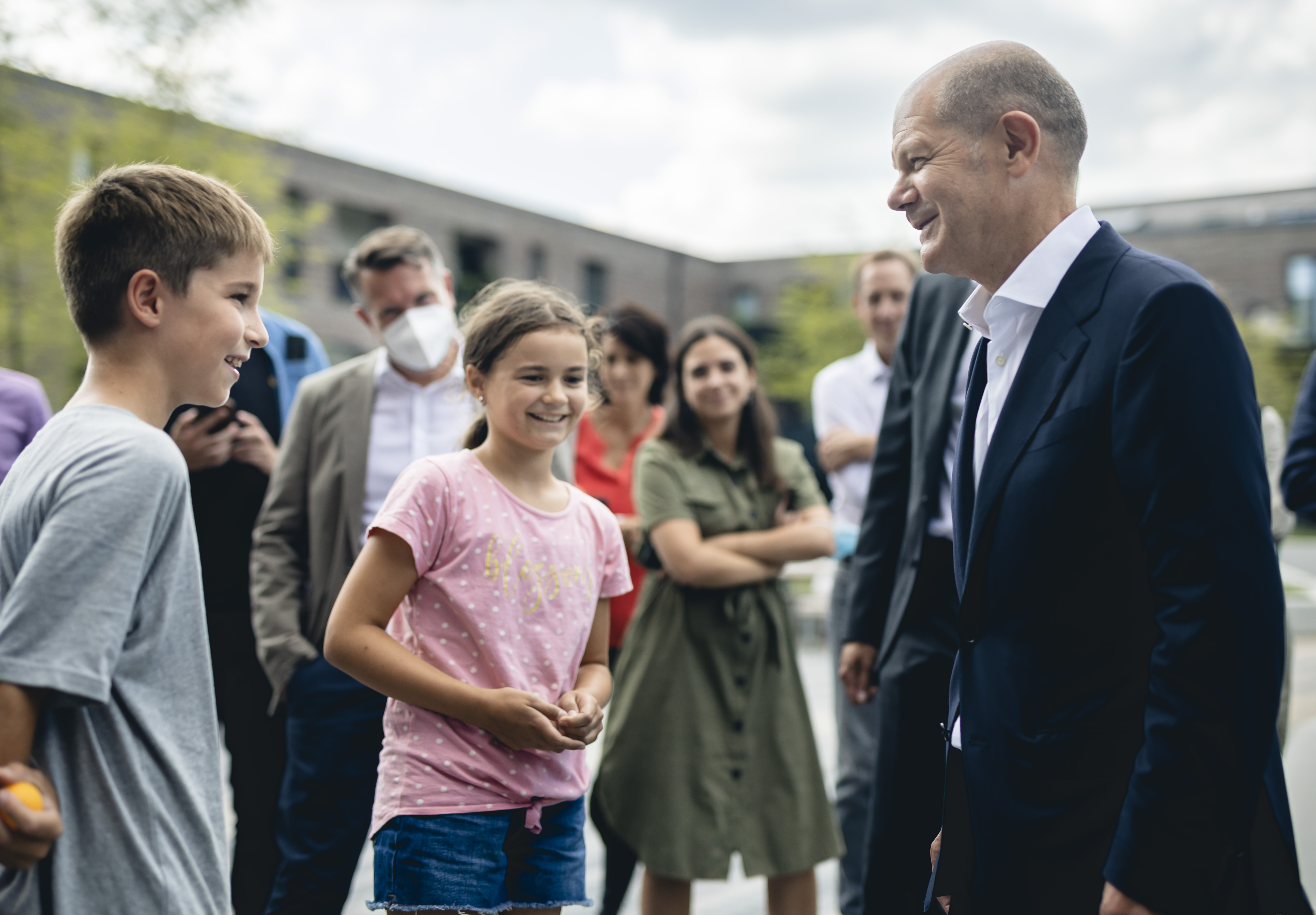 Olaf Scholz in Hamburg: Als ihn ein kleiner Junge beim Rundgang durch das Pergolenviertel keck fragt: „Willst du Bürgermeister werden?“, lacht Scholz herzhaft und antwortet dann nach kurzem Nachdenken: „Ja, Bürgermeister von Deutschland!“