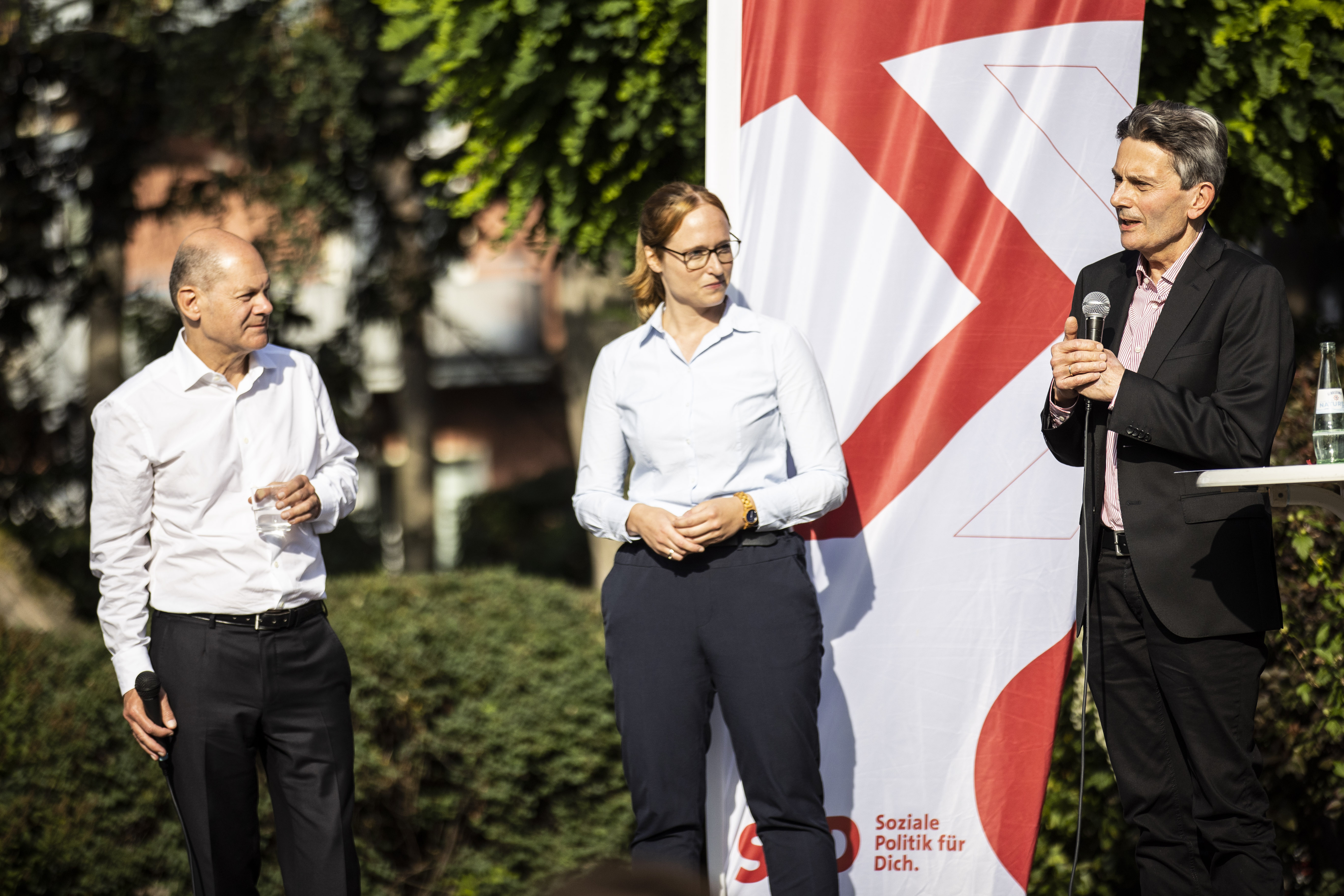 SPD-Fraktionschef Rolf Mützenich beim gemeinsamen Wahlkampftermin im Kölner Stadtteil Bickendorf.