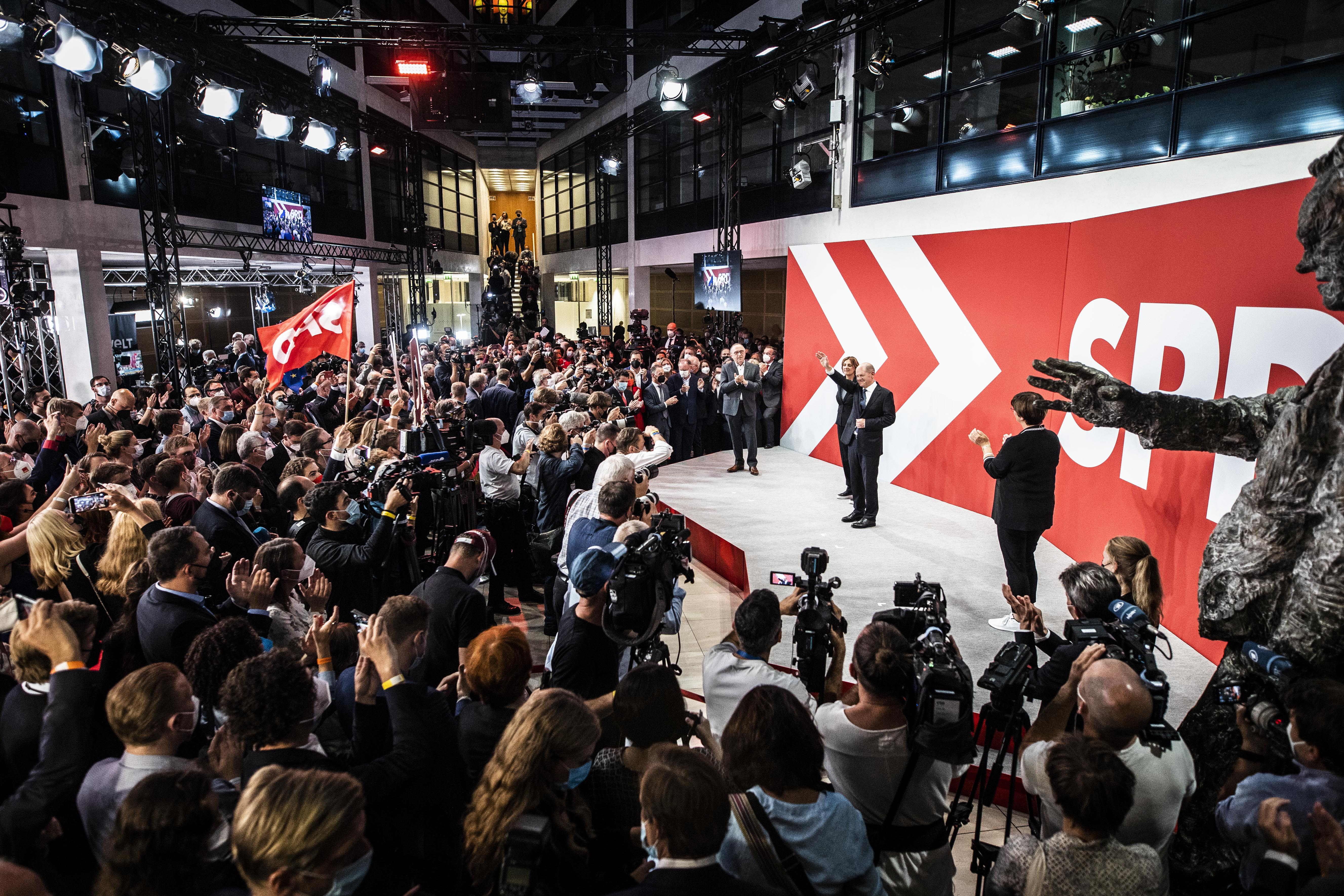 Erst Bangen, dann großer Jubel Im Willy-Brandt-Haus: Kanzlerkandidat Olaf Scholz trat Punkt 19 Uhr vor seine Anhänger*innen.