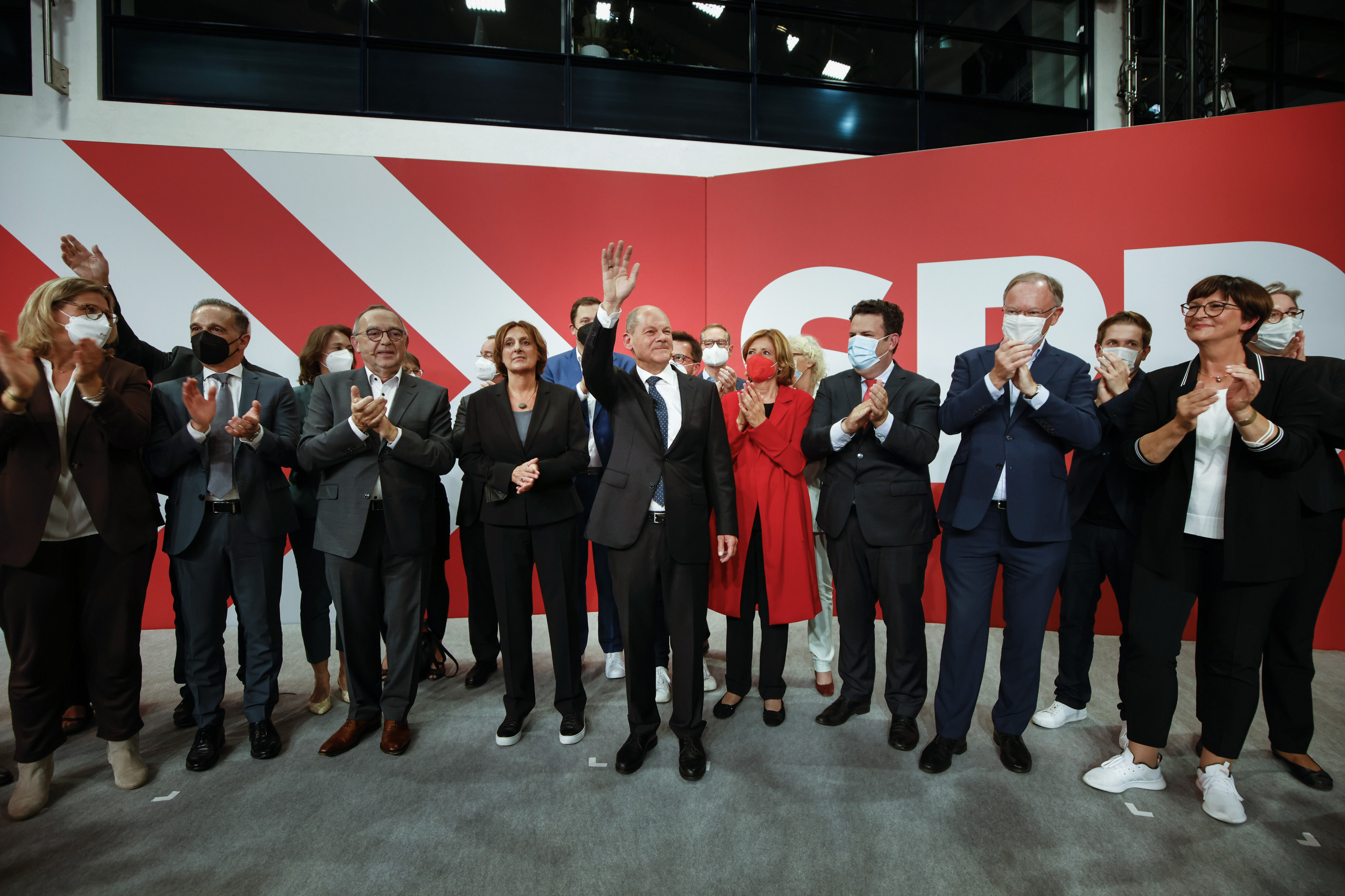 Der SPD-Parteivorstand mit Kanzlerkandidat Olaf Scholz am Abend der gewonnenen Bundestagswahl.
