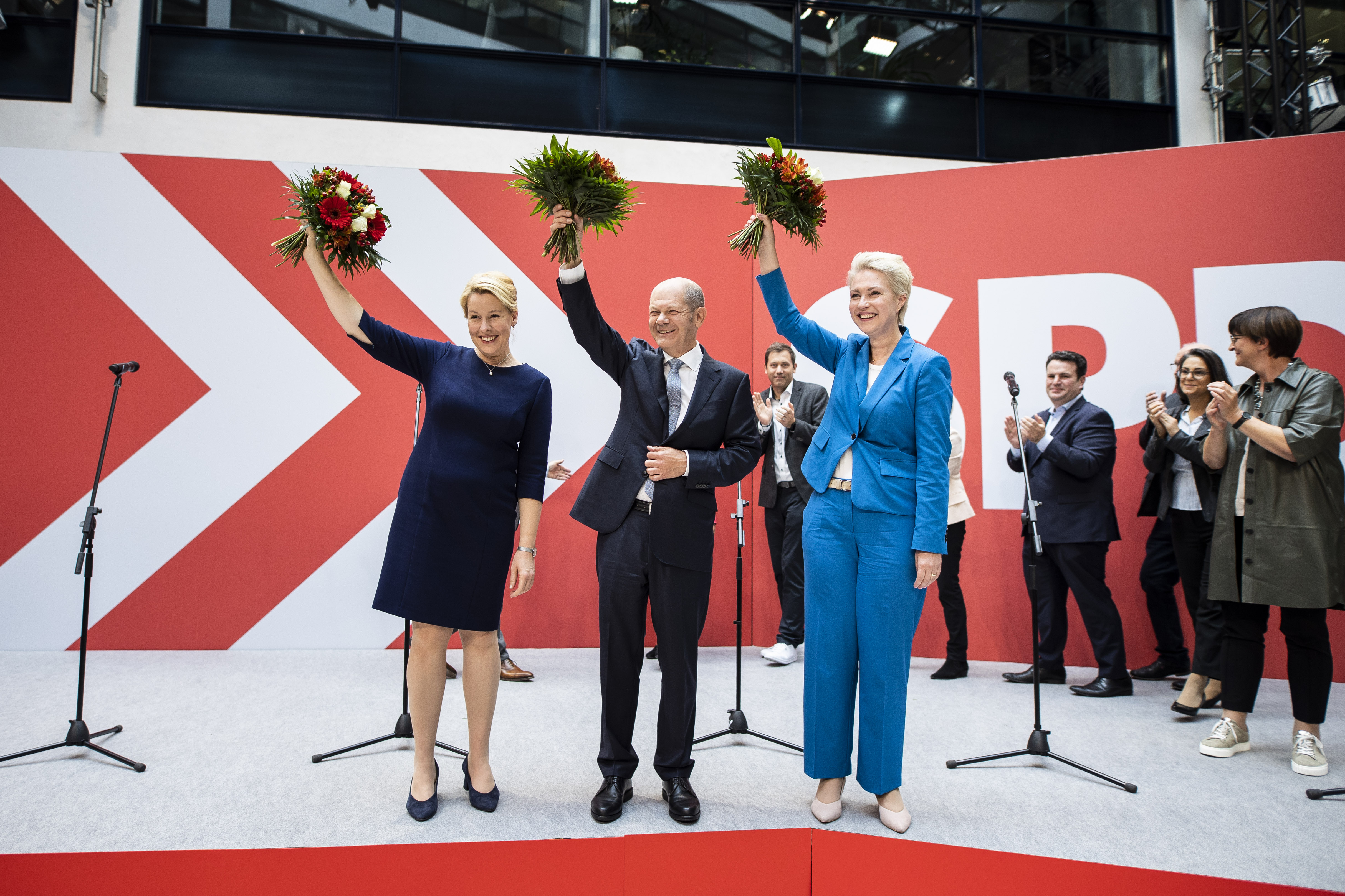 So sehen Wahlsieger*innen aus: Olaf Scholz am Tag nach der Wahl im Willy-Brandt-Haus mit Franziska Giffey (l.) und Manuela Schwesig (r.)