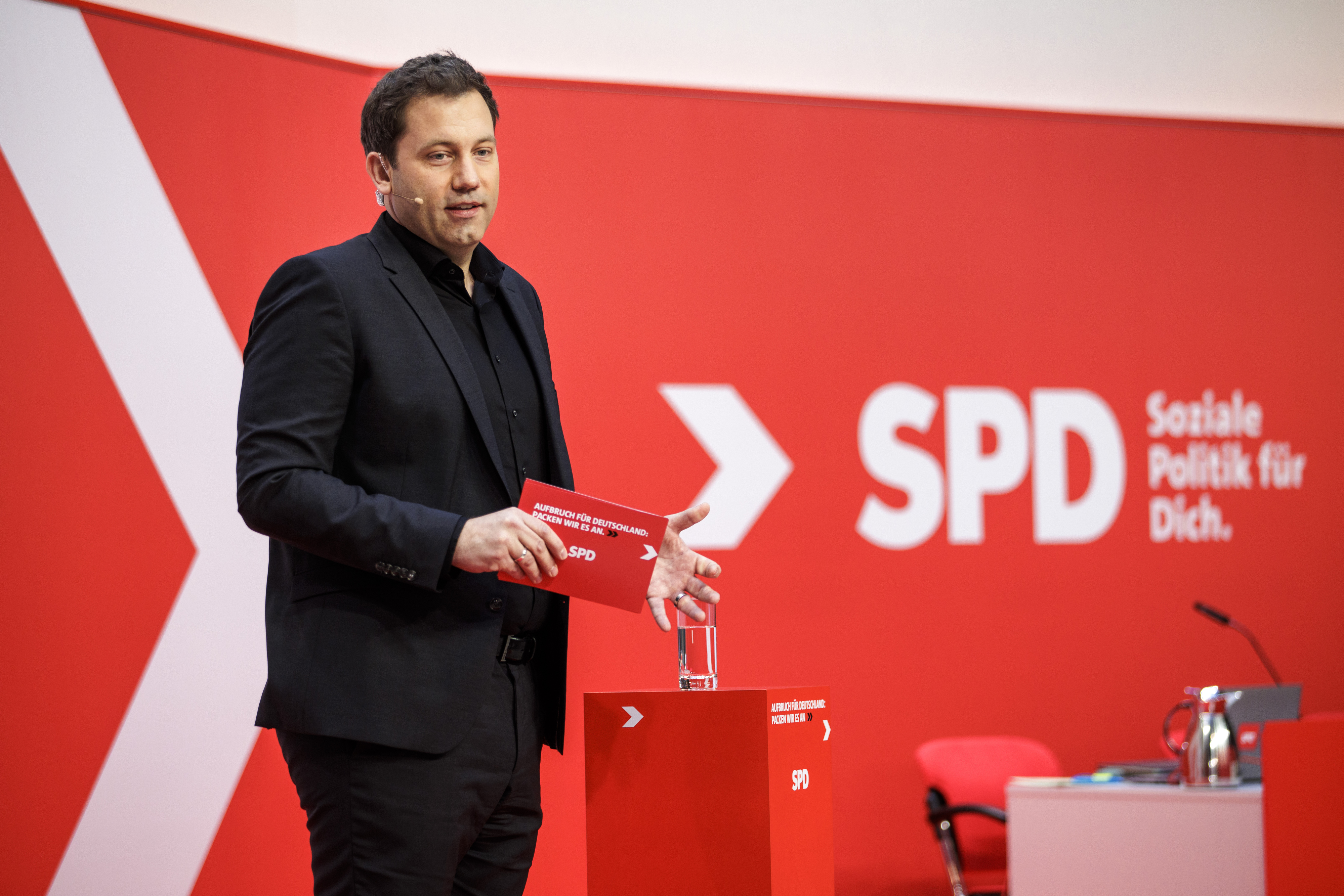 Lars Klingbeil beim außerordentlichen SPD-Parteitag zur Abstimmung über den Koalitionsvertrag. Auch der Parteitag am Samstag findet hybrid statt.
