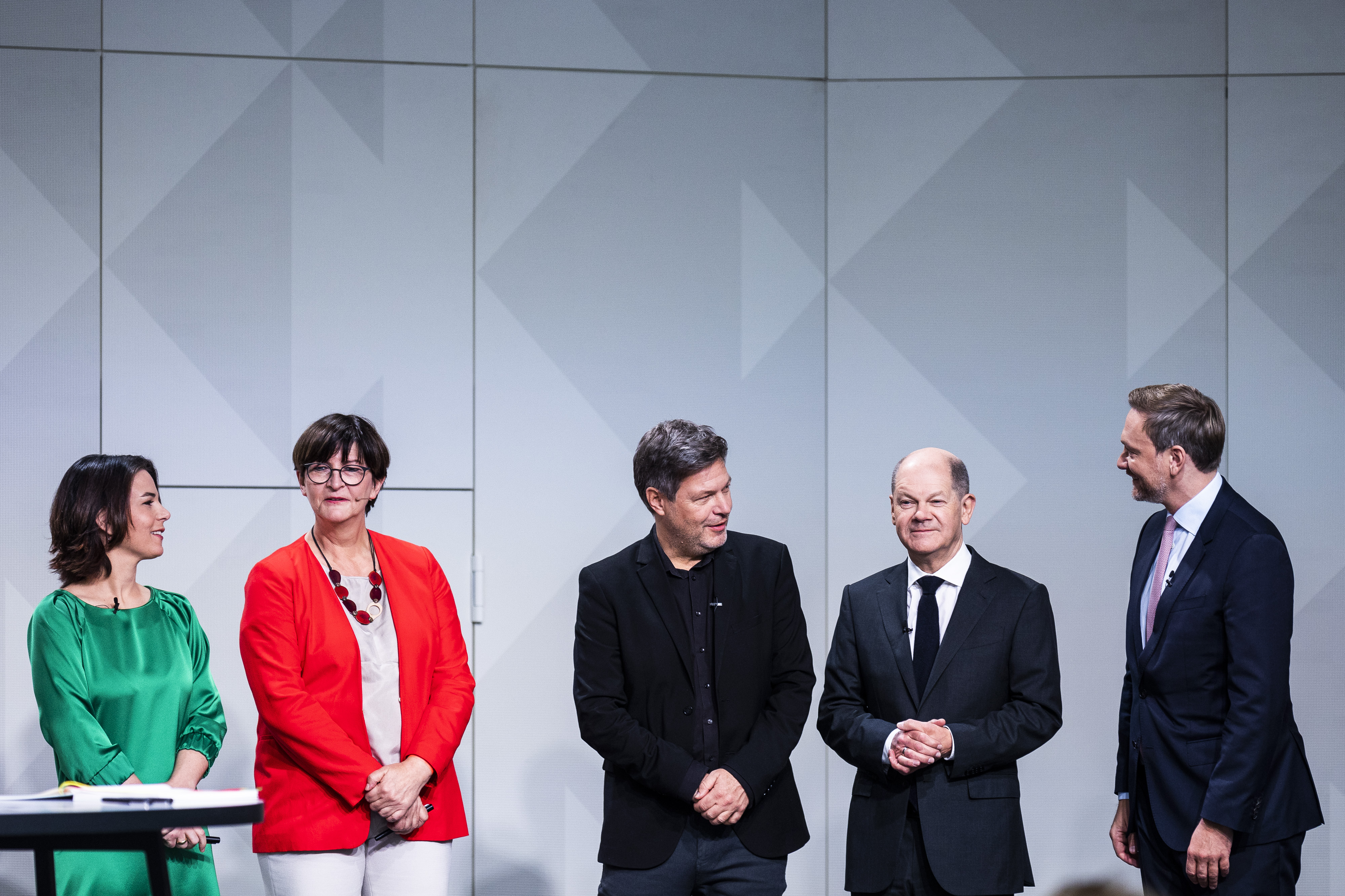 Bei der Unterzeichnung des Koalitionsvertrags im Dezember 2021: Bundesaußenministerin Annalena Baerbock, SPD-Chefin Saskia Esken,  Bundeswirtschaftsminister und Vizekanzler Robert Habeck, Bundeskanzler Olaf Scholz und Bundesfinanzminister Christian Lindner