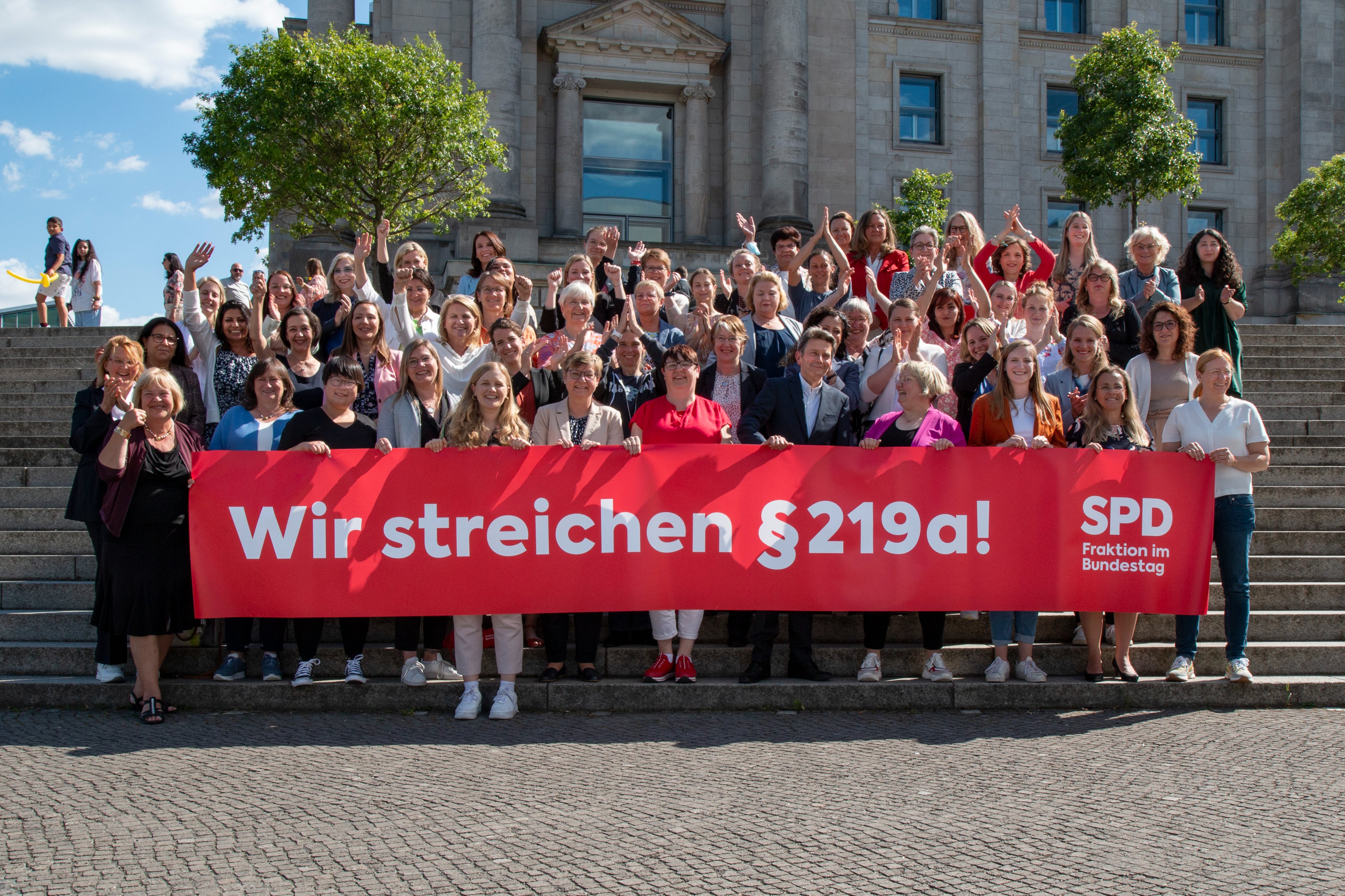 Große Freude in der SPD-Bundestagsfraktion: Paragraf 219a ist Geschichte.