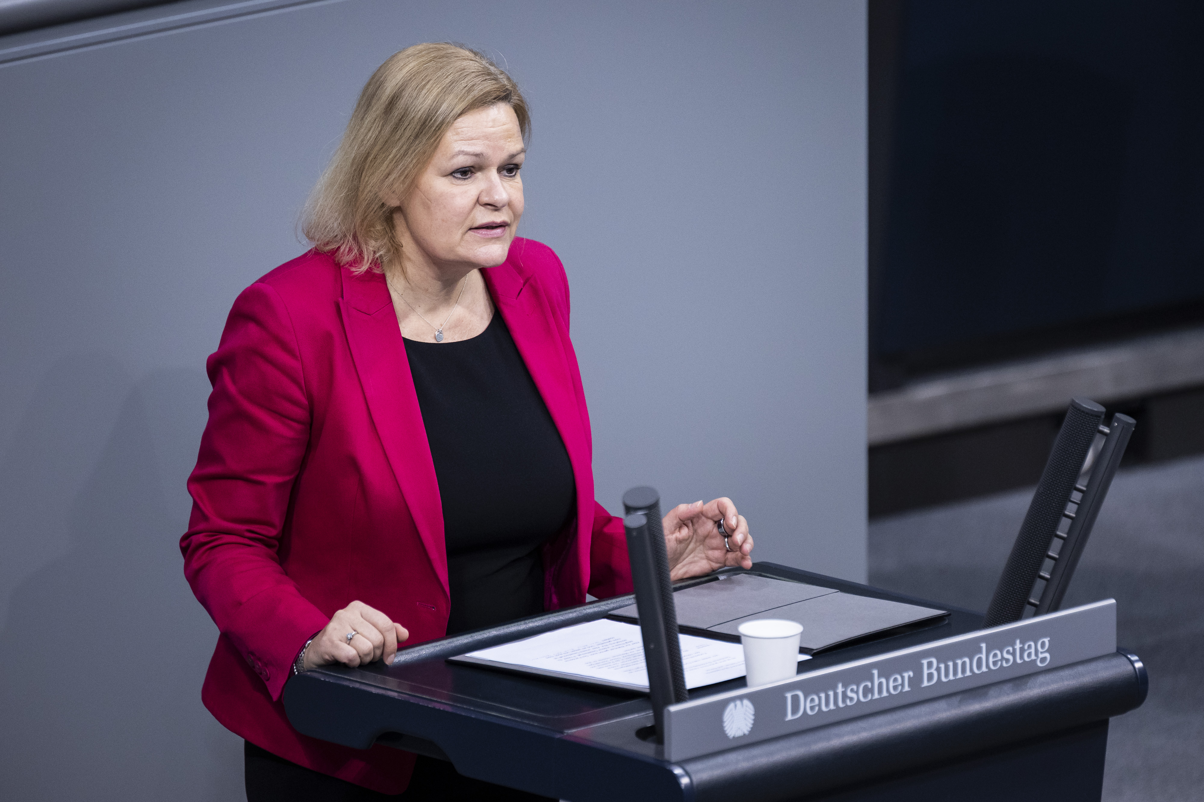 Bundesinnenministerin Nancy Faeser hat am Mittwoch ihre erste Rede im Bundestag gehalten.