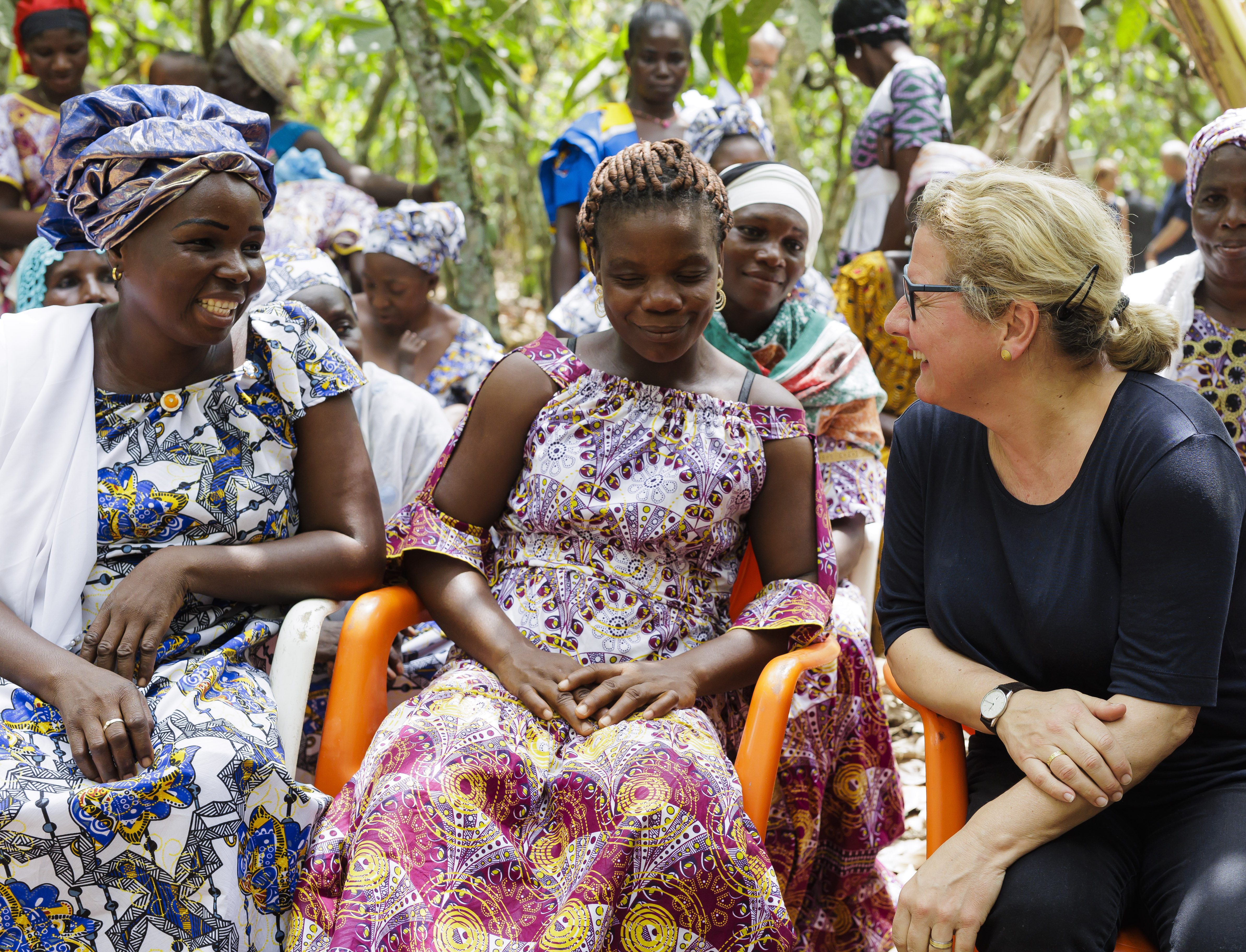 Entwicklungsministerin Svenja Schulze zu Besuch auf einer Kakaoplantage in der Elfenbeinküste.