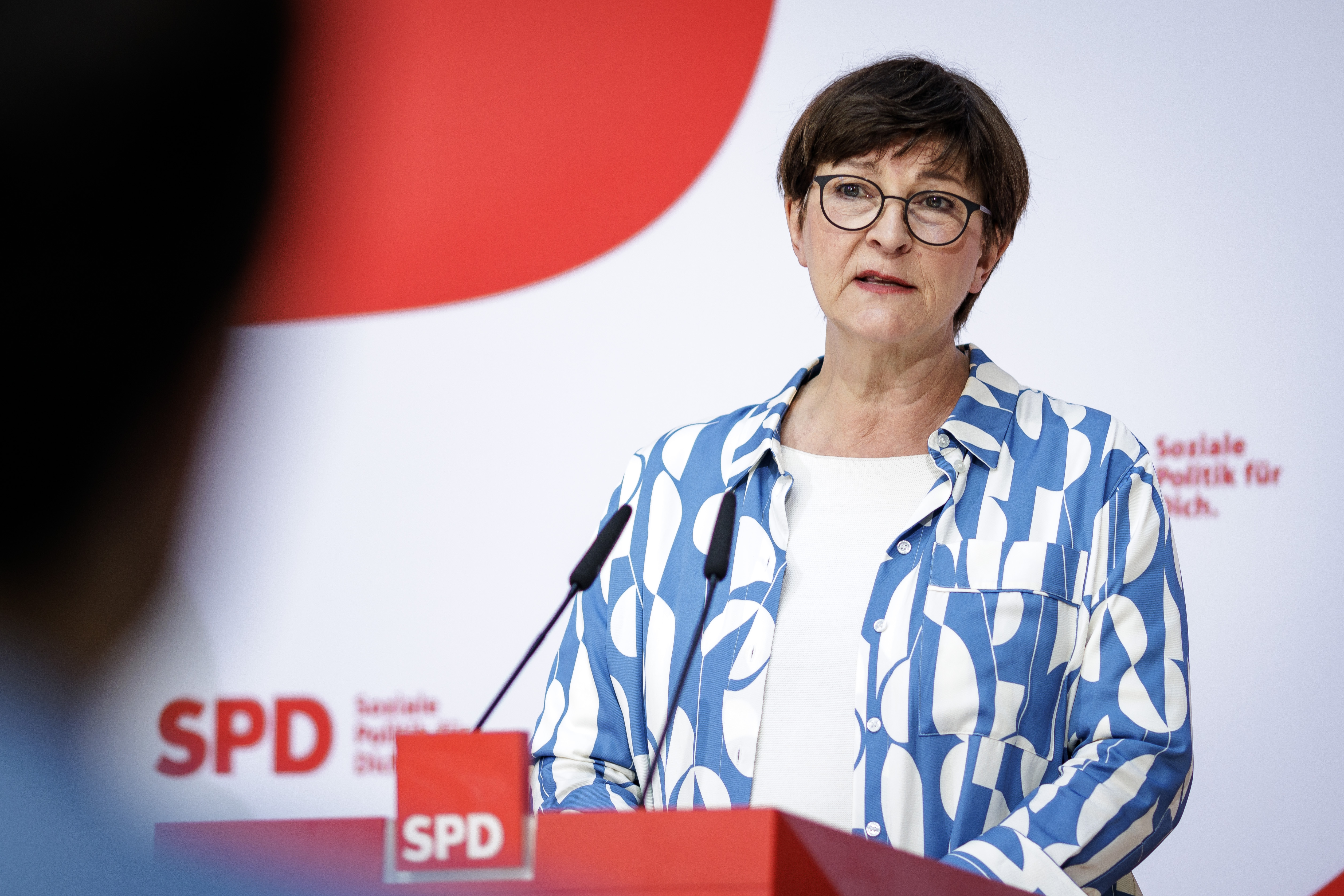 Die SPD fordert einen klaren Rechtsrahmen, wenn es um den Einsatz von Künstlicher Intelligenz geht, betont Saskia Esken