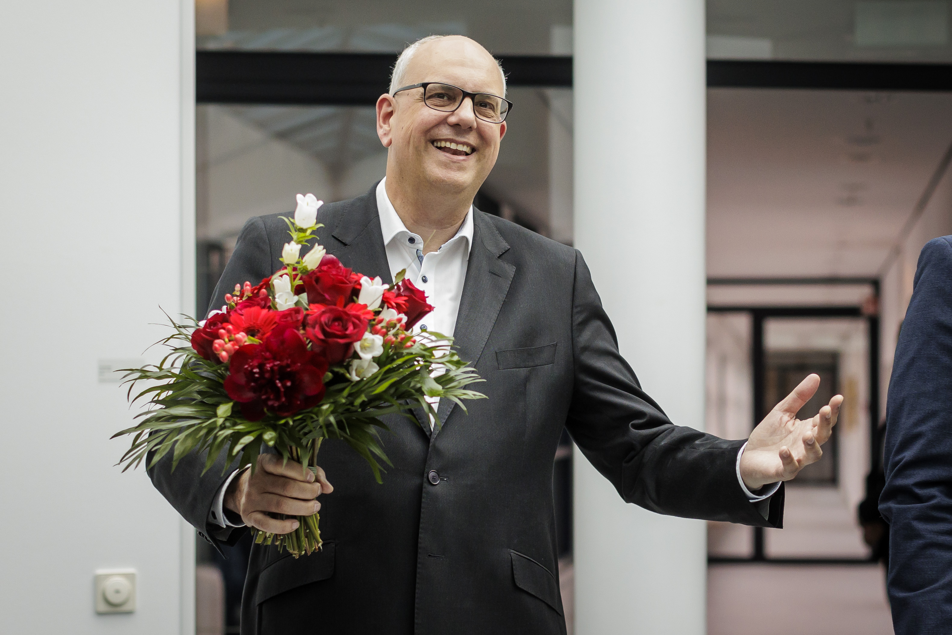 Ein Lächeln trotz wenig Schlaf: Wahlsieger Andreas Bovenschulte am Montag in der Berliner SPD-Zentrale mit dem obligatorischen Blumenstrauß.