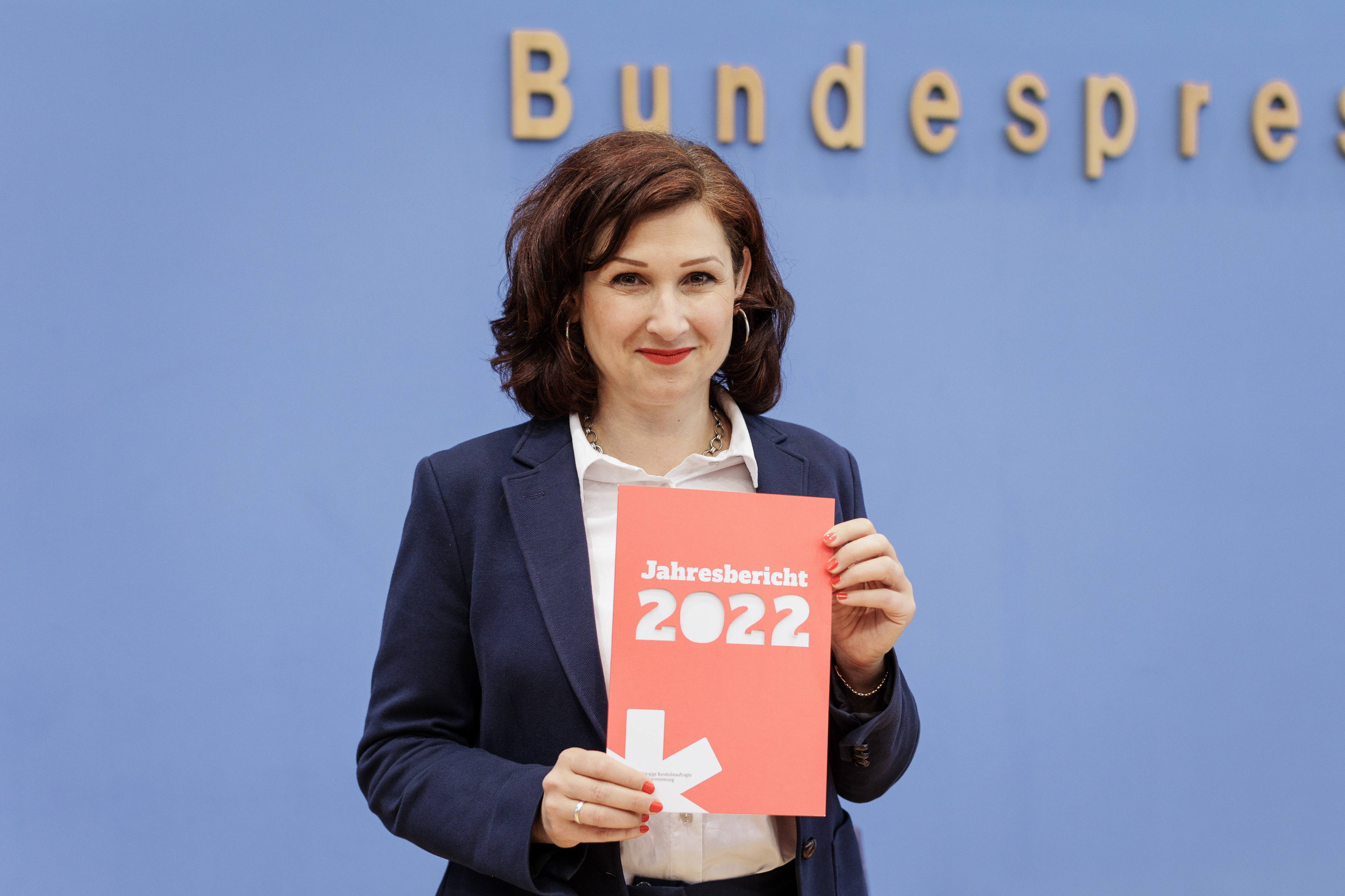 Die Antidiskriminierungsbeauftragte des Bundes, Ferda Ataman, stellt den Jahresbericht der Antidiskriminierungsstelle des Bundes in der Bundespressekonferenz in Berlin vor.