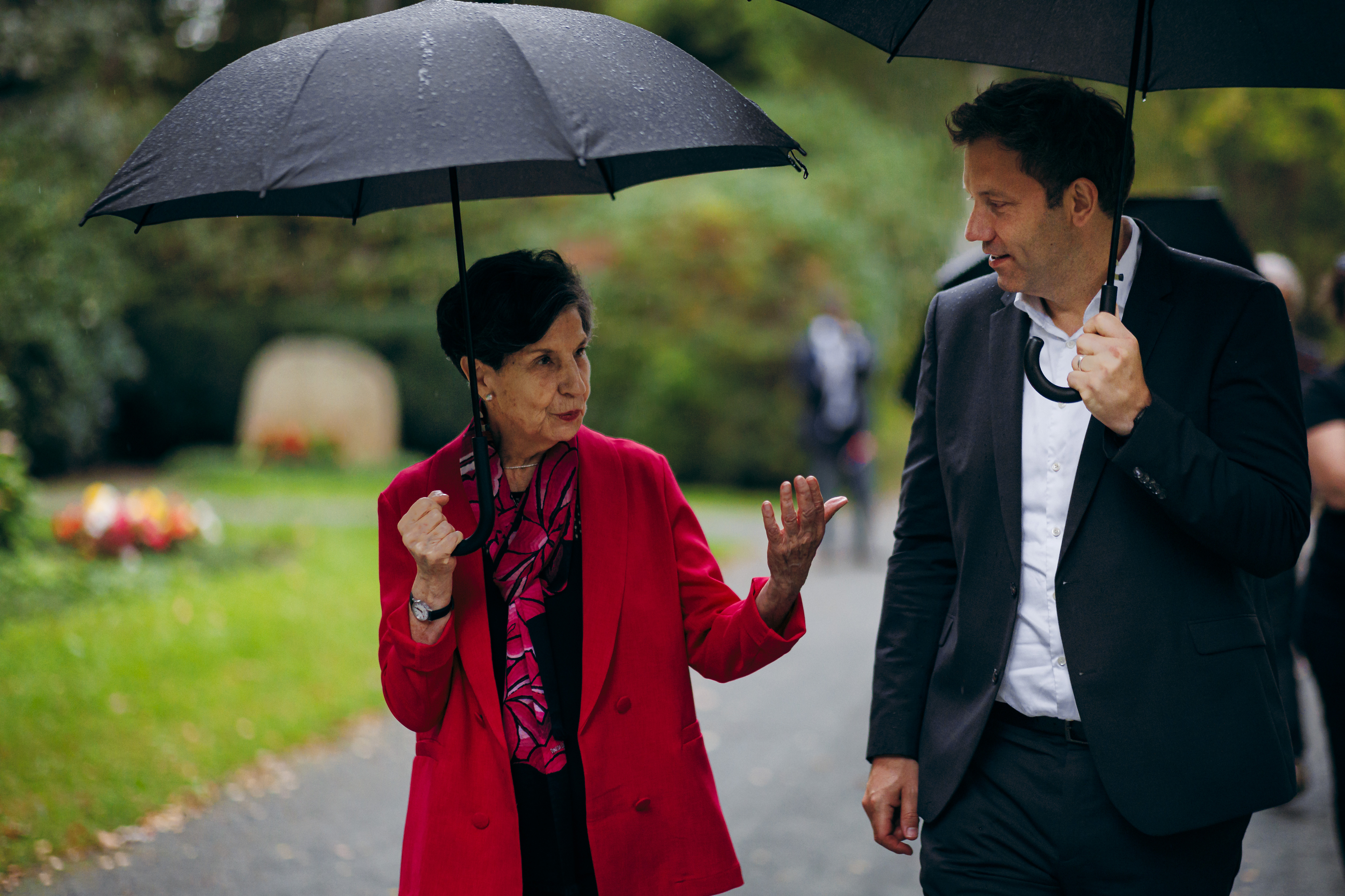 Isabel Allende und SPD-Chef Lars Klingbeil besuchen das Grab von Willy Brandt in Berlin Zehlendorf