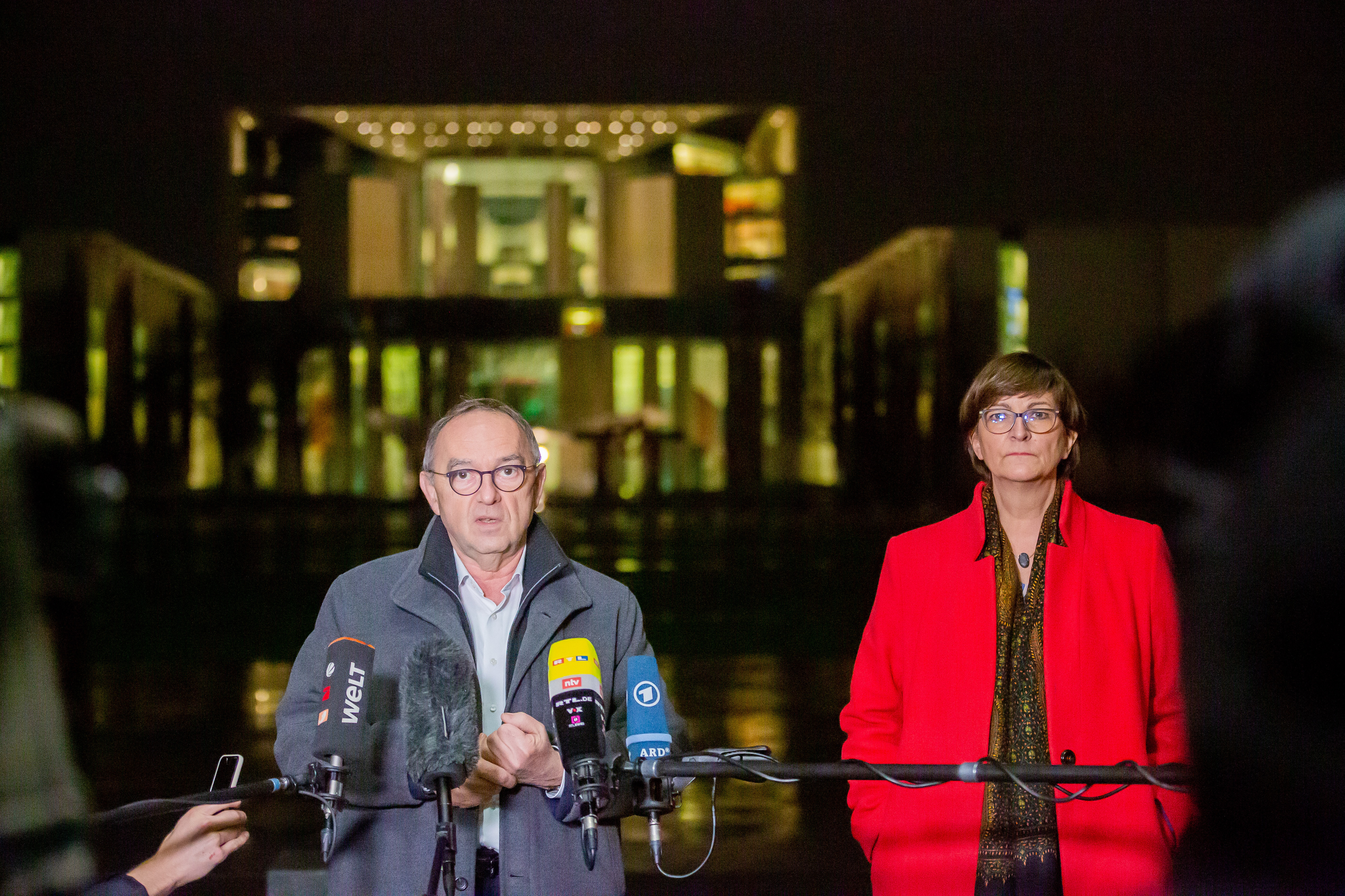 Erfolgreicher Koalitionsausschuss: Die SPD-Vorsitzenden Norbert Walter-Borjans und Saskia Esken konnten die Forderungen nach einem Kinderbonus und einem Geringverdiener-Zuschuss durchsetzen.