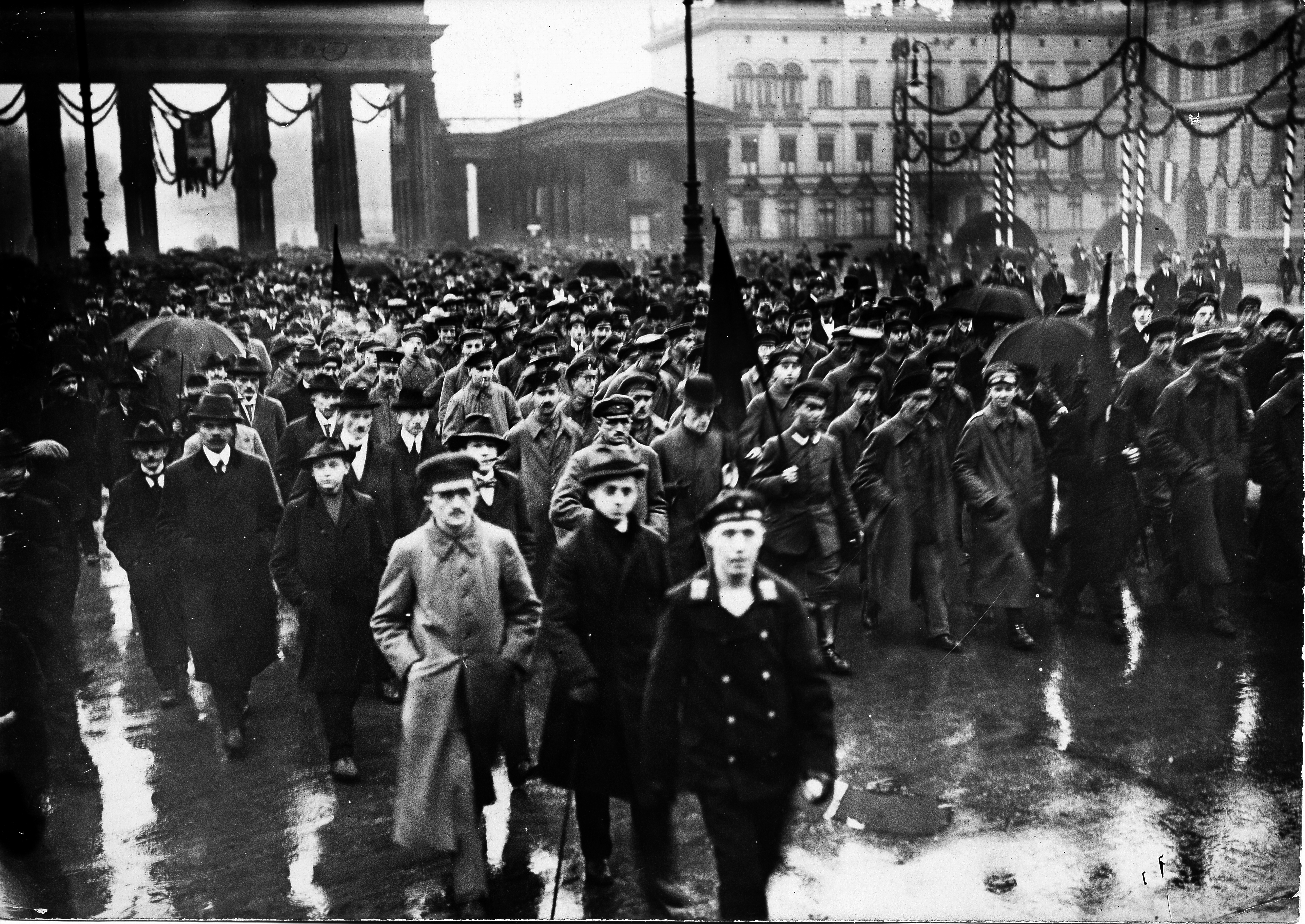 Die USPD demonstriert: hier im Dezember 1918 vor dem Brandenburger Tor in Berlin.