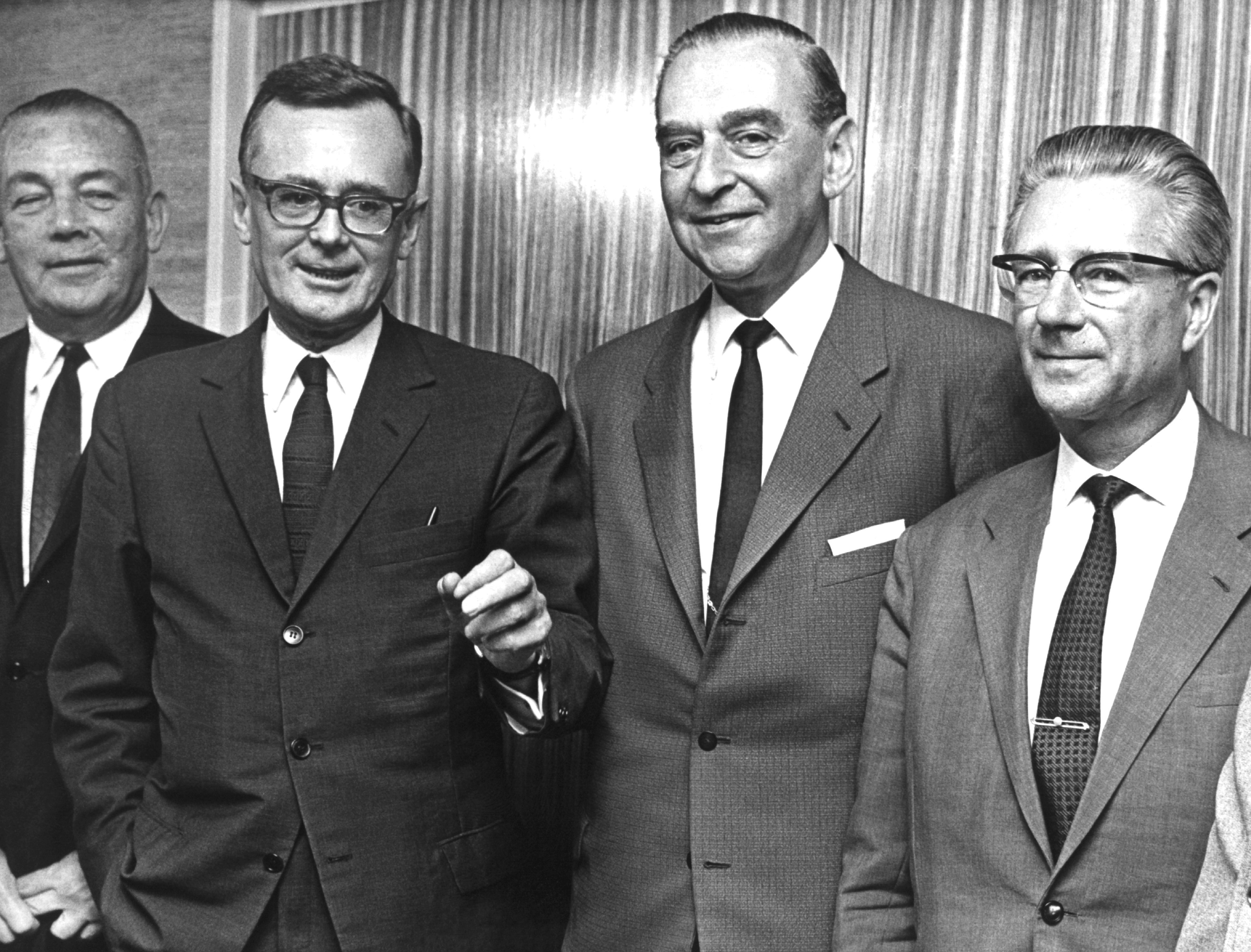 „Tisch der gesellschaftlichen Vernunft“: Fritz Berg (Präsident des Bundesverbandes der Deutschen Industrie), Professor Karl Schiller (Bundeswirtschaftsminister), Ludwig Rosenberg (DBG-Vorsitzender) und Otto Brenner (IG Metall Vorsitzender) im Juli 1967