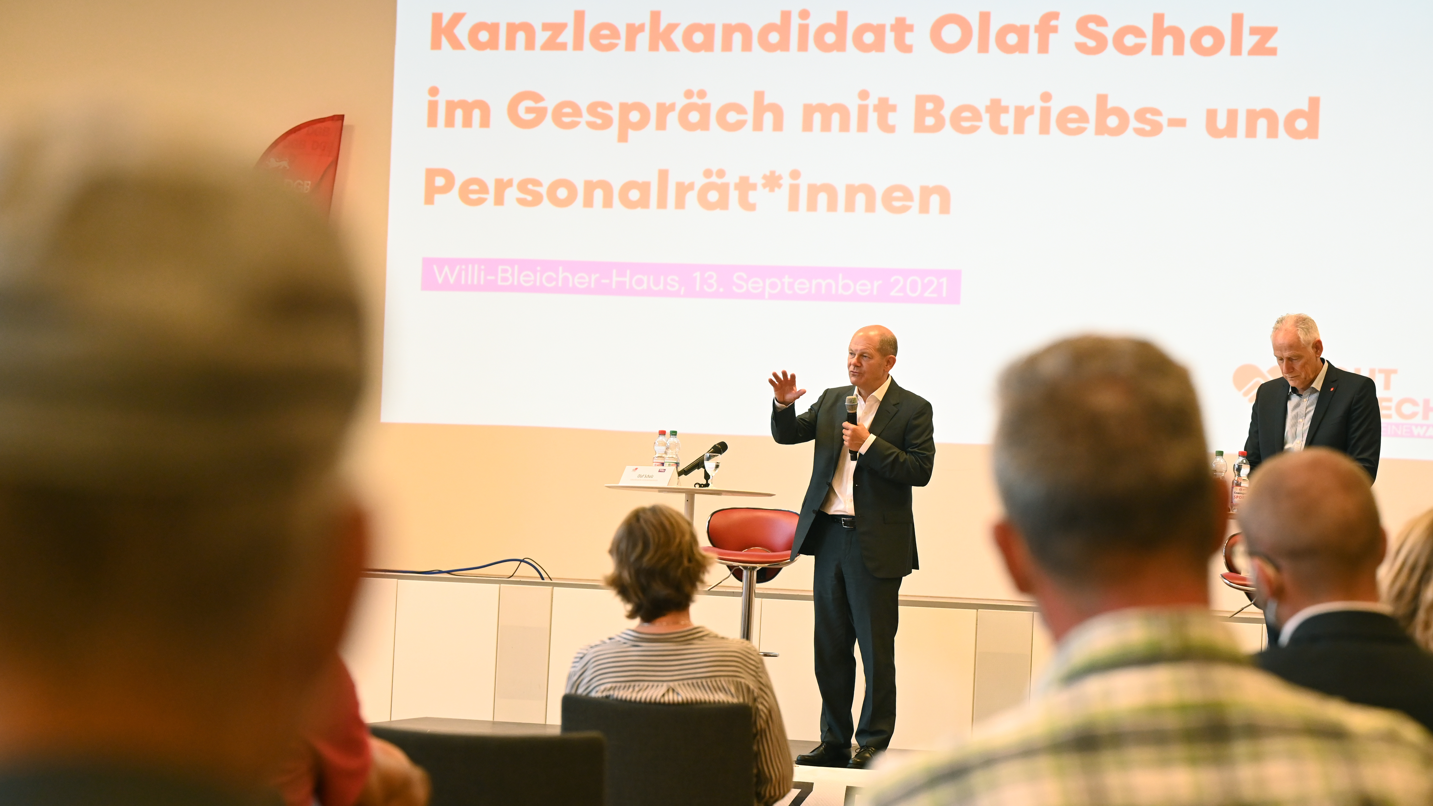 „Nur Olaf Scholz hat zugesagt.“ Der SPD-Kanzlerkandidat im Gespräch mit Betriebsrät*innen in Stuttgart.