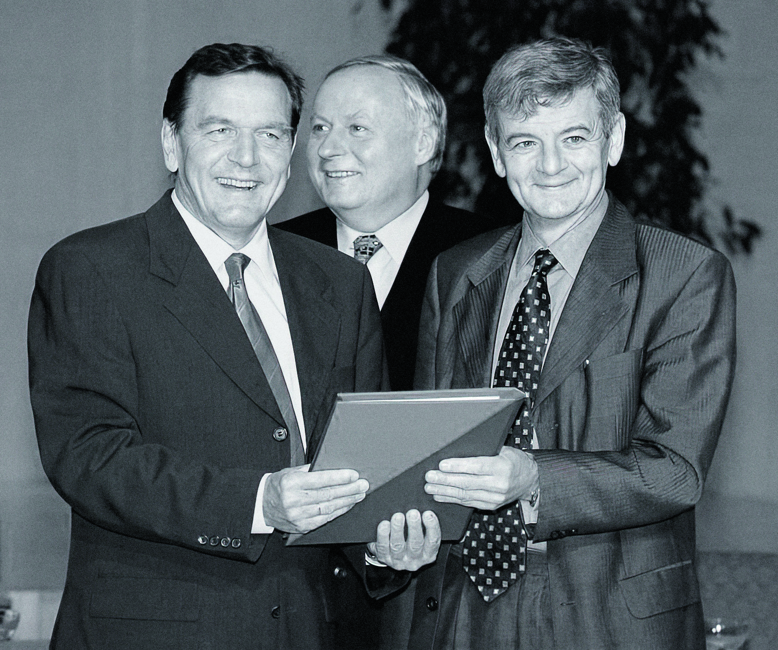 Gerhard Schröder, Parteichef Oskar Lafontaine und der designierte Vize-Kanzler Joschka Fischer mit dem in nur zwei Wochen erarbeiteten ersten rot-grünen Koalitionsvertrag