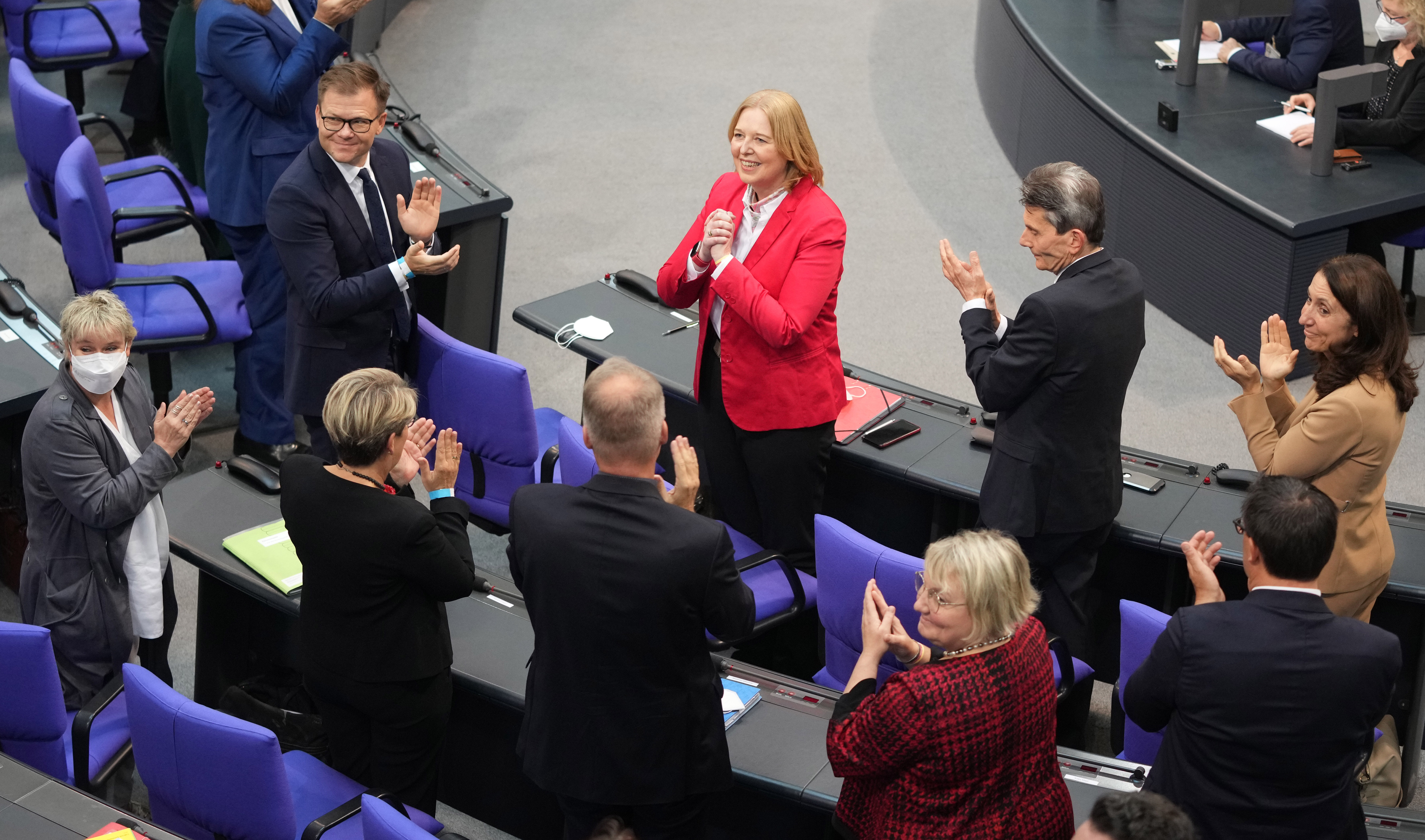 Die neue Bundestagspräsidentin Bärbel Bas: Die Sozialdemokratin erhielt nach ihrer Wahl stehende Ovationen der Fraktionen von SPD, CDU/CSU, Grünen, FDP und der Linken.