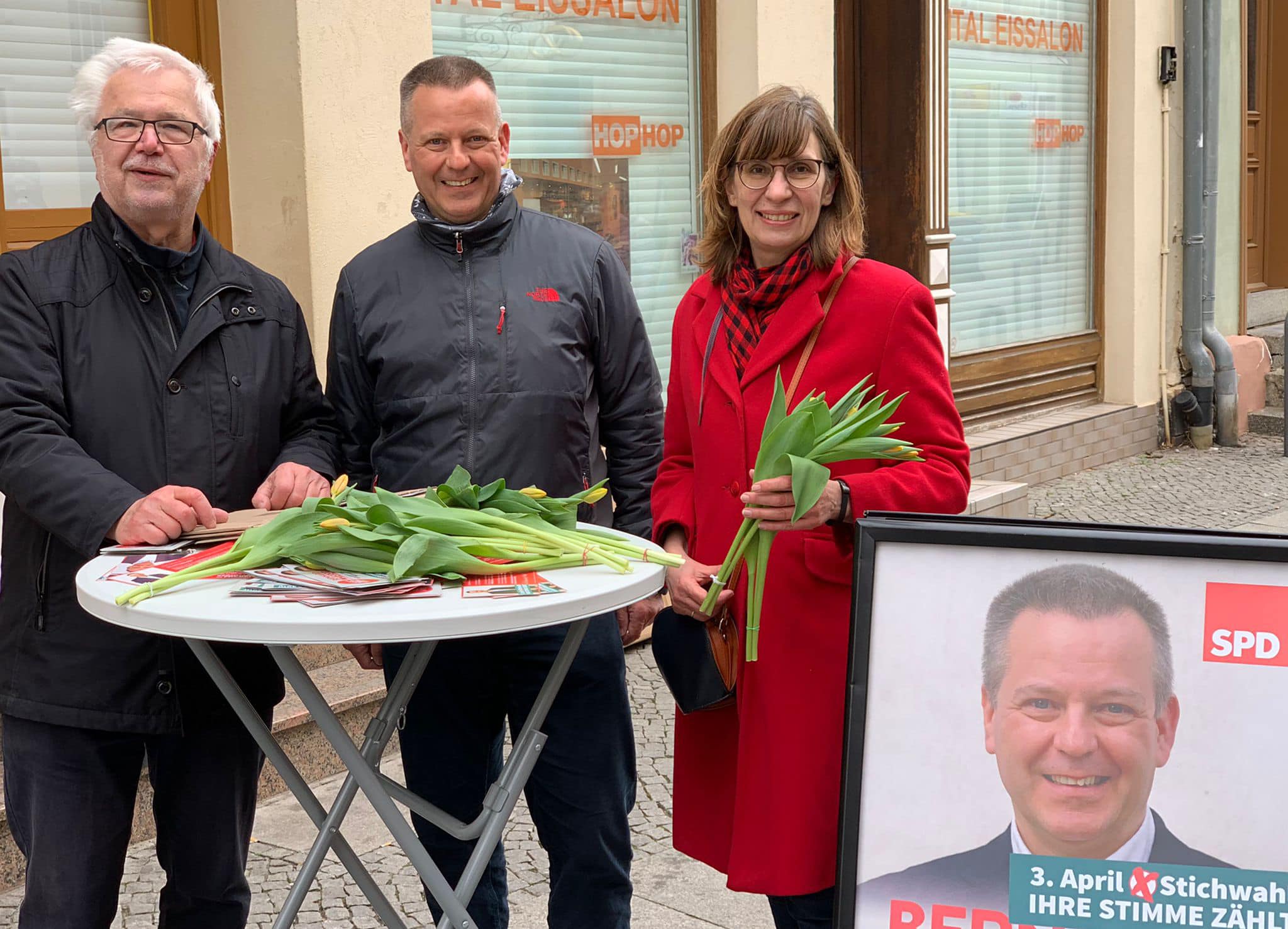 Der neue SPD-Bürgermeister von Haldensleben Bernhard Hieber (Mitte) wenige Tage vor der Wahl mit zwei Unterstützer*innen.