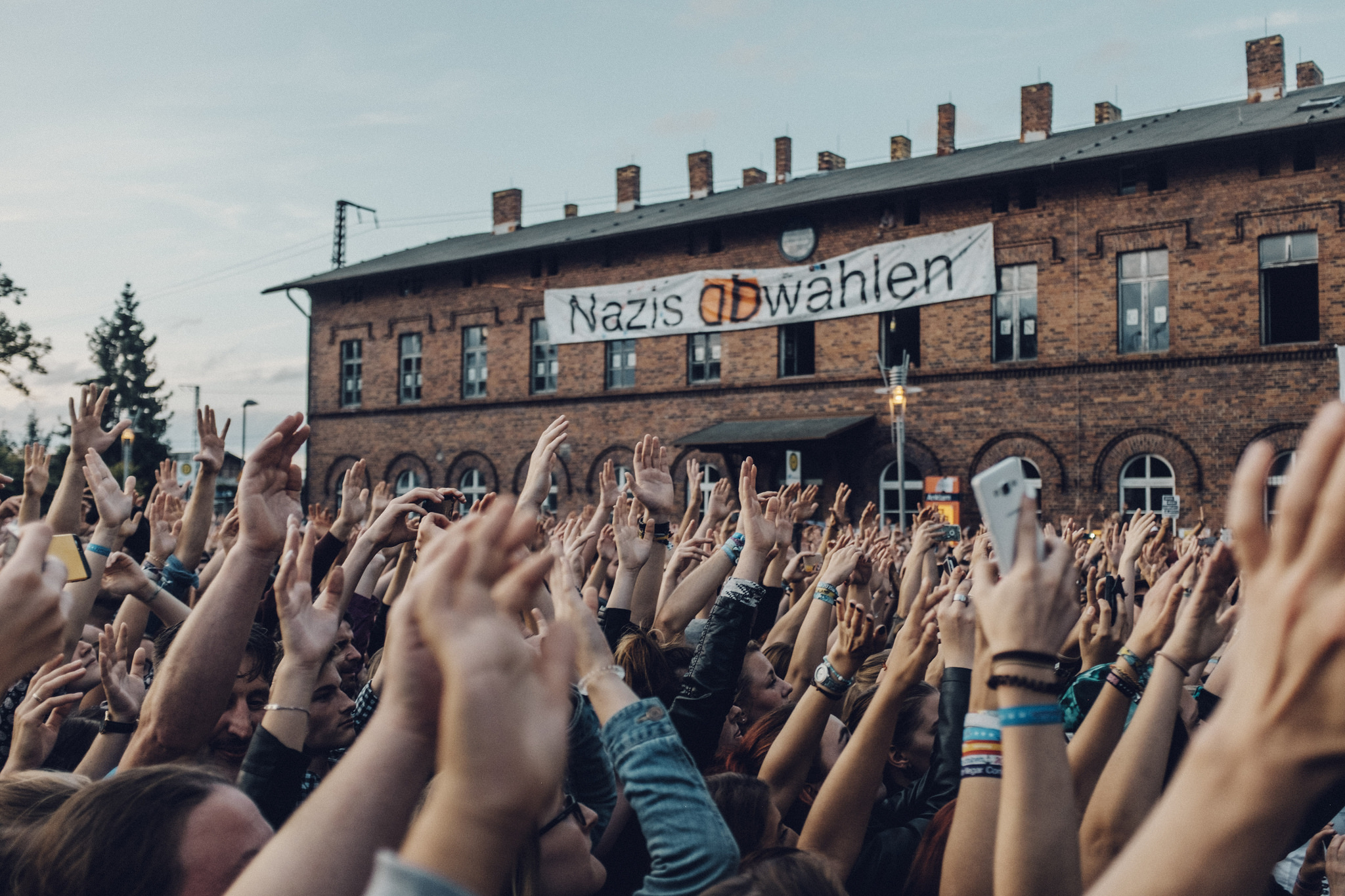 Nazis abwählen: Konzert gegen Rechts im August 2016 vor dem Demokratiebahnhof in Anklam