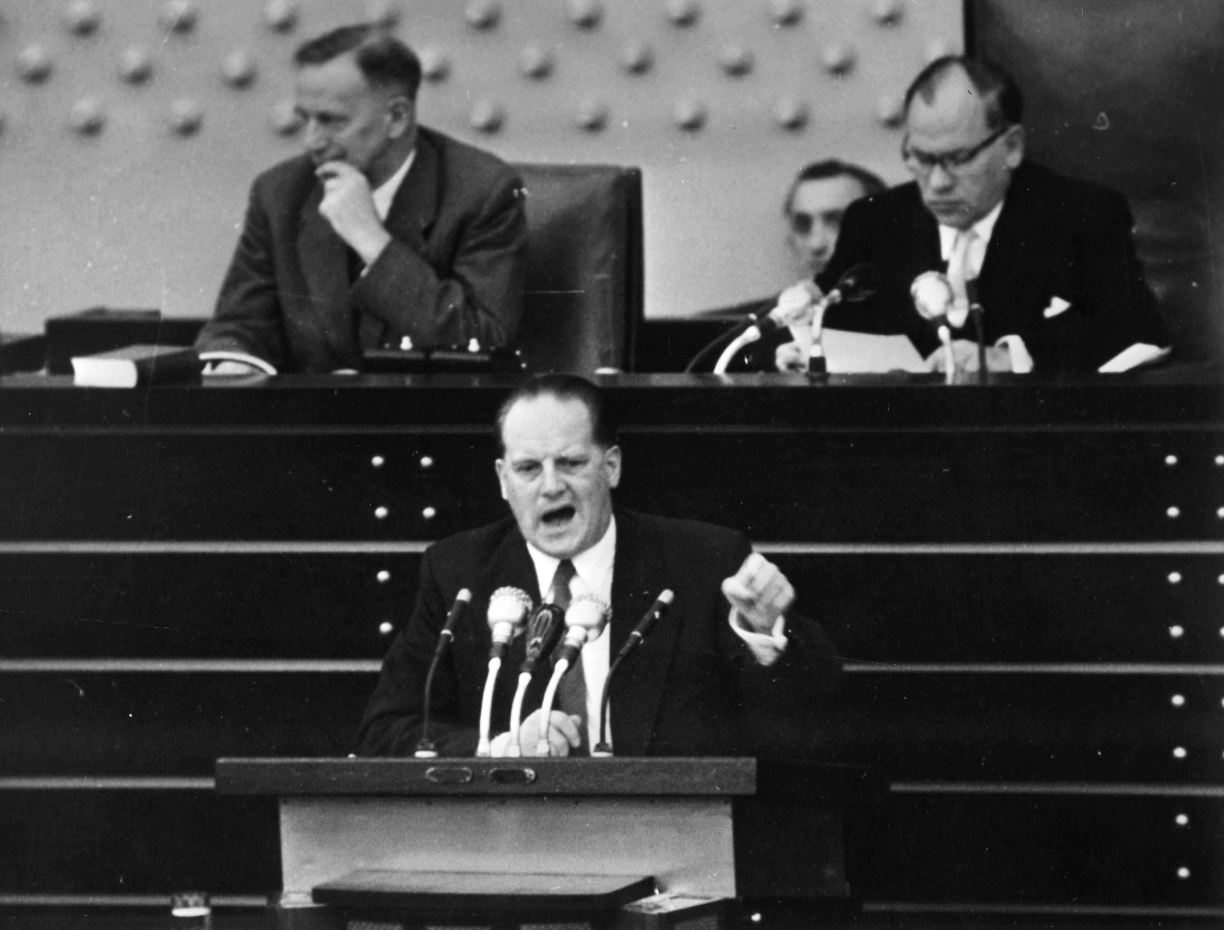 Herbert Wehner in den 50er Jahren im Bundestag: Alt-Nazi Wolfgang Hedler aus dem Parlament geprügelt