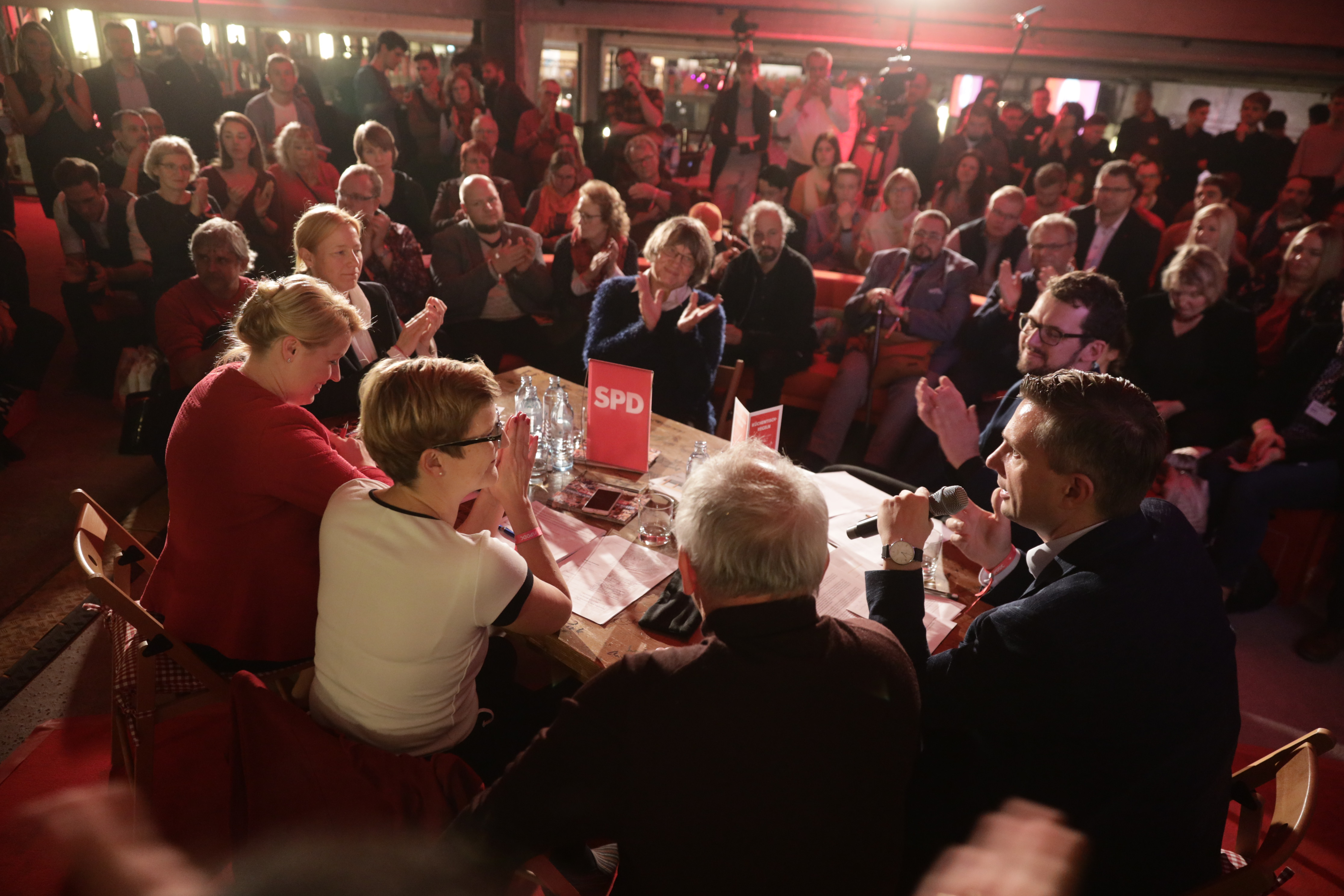 Gespräche auf Augenhöhe: Auch der Küchentisch von Martin Dulig und der SPD Sachsen ist beim Debattencamp dabei.