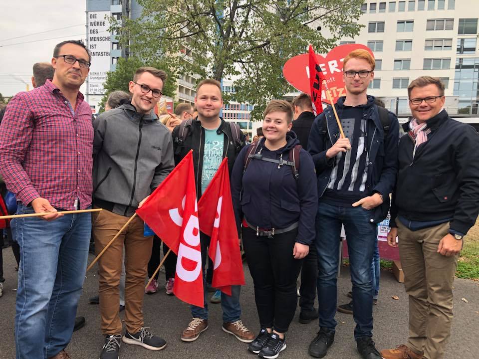 Marburger Sozialdemokraten demonstrieren in Chemnitz mit Fahnen