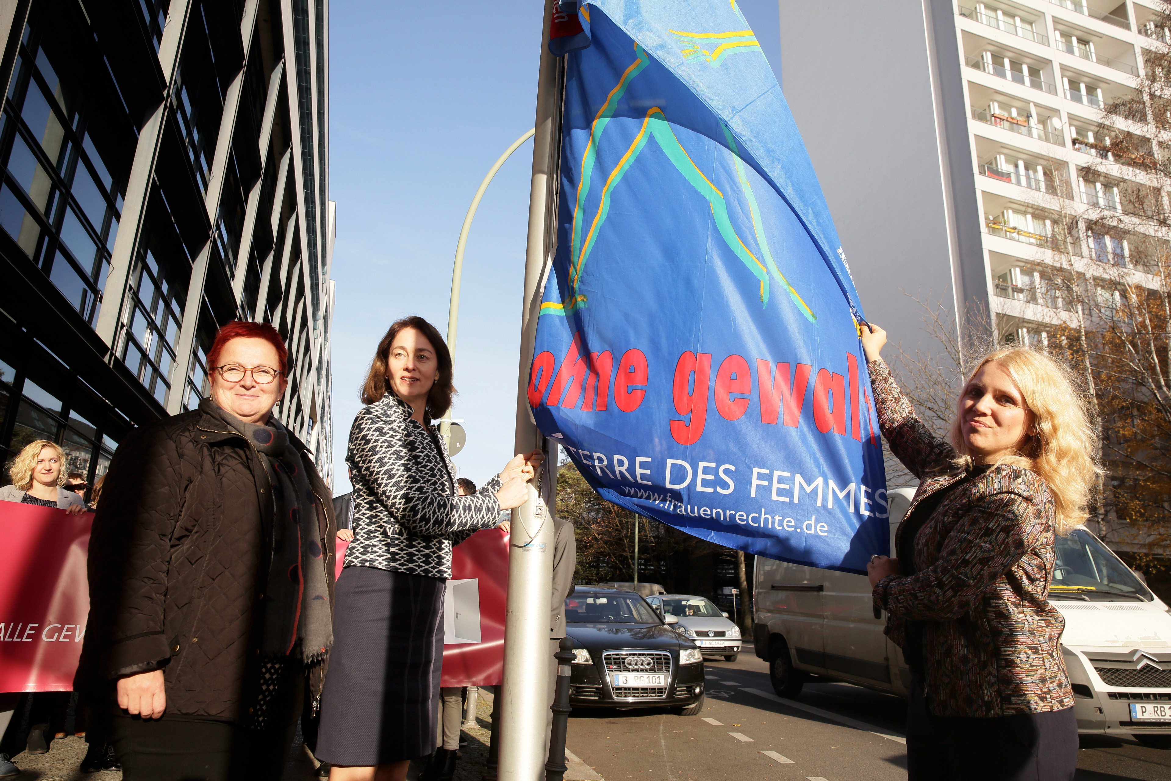 SPD-Generalsekretärin Katarina Barley, ASF-Vorsitzende Elke Ferner mit Maja Wegener von Terre de Femmes hissen die Flagge „frei leben – ohne Gewalt“ vor dem Willy-Brandt-Haus in Berlin