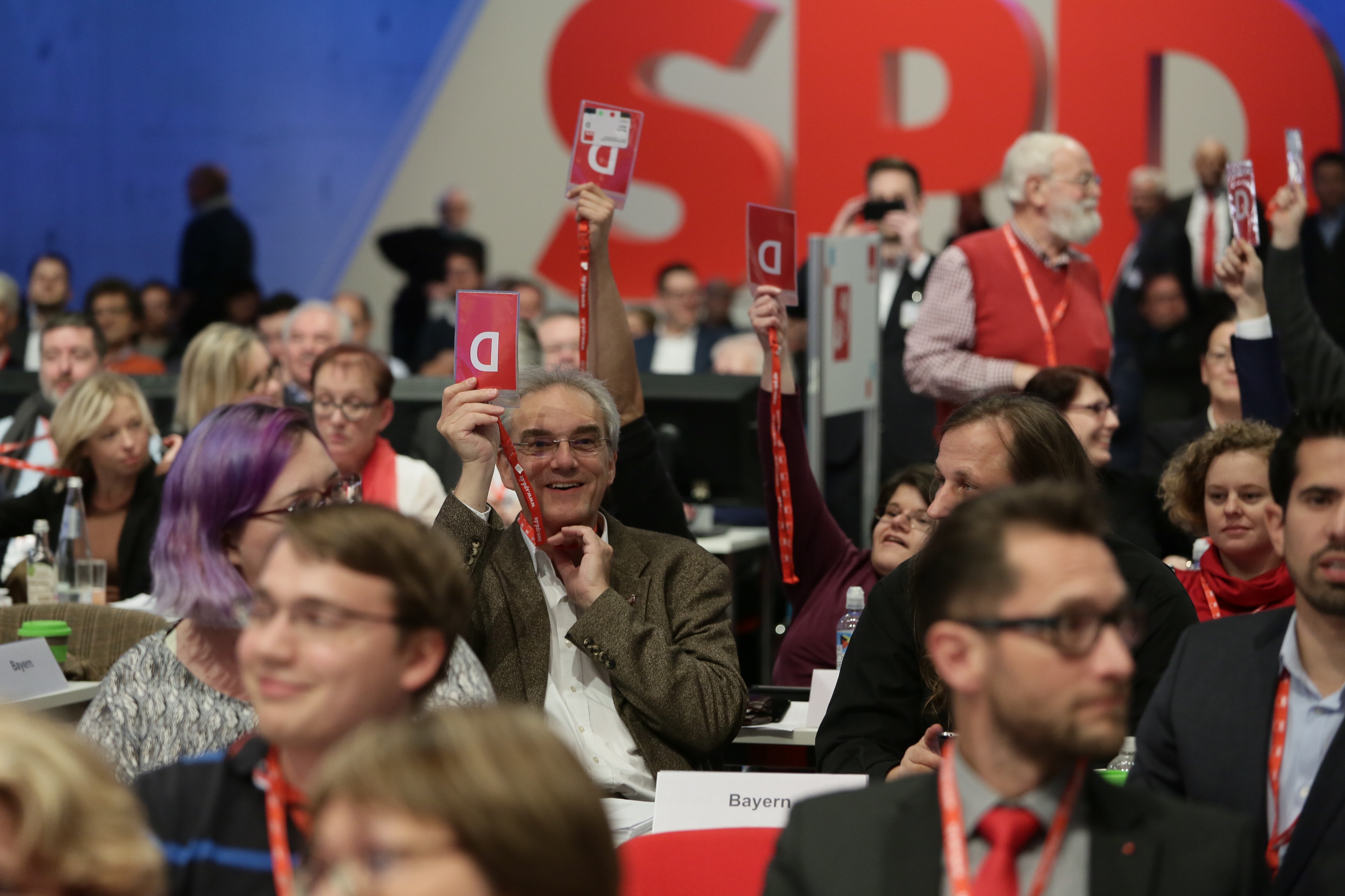 Große Mehrheit nach intensiver Debatte: Der SPD-Bundesparteitag hat sich für ergebnisoffene Gespräche mit CDU und CSU über eine mögliche Regierung ausgesprochen.