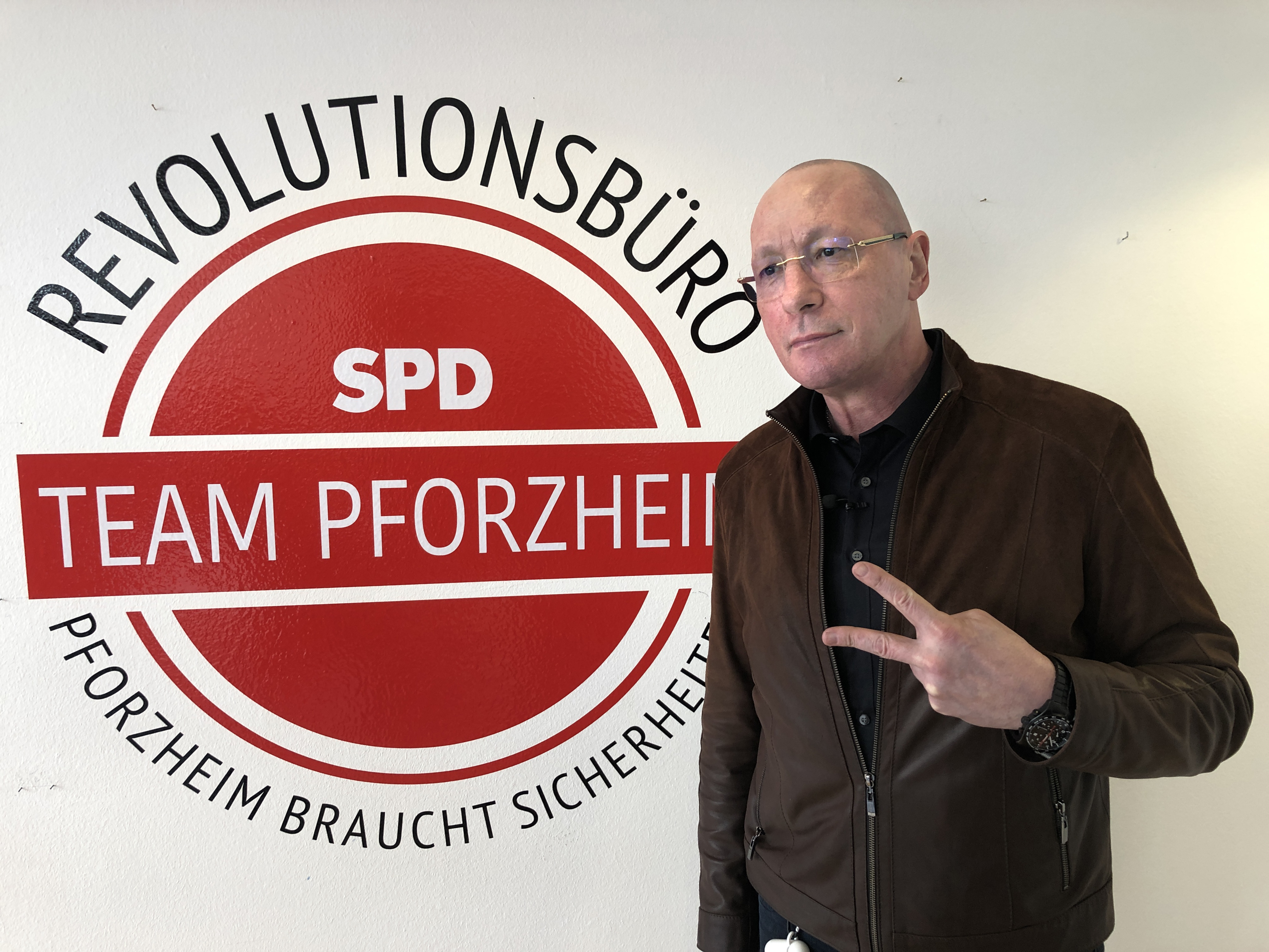 Wahlkämpfer Uwe Hück im Revolutionsbüro: Die SPD soll bei der Kommunalwahl in Pforzheim stärkste Kraft werden.