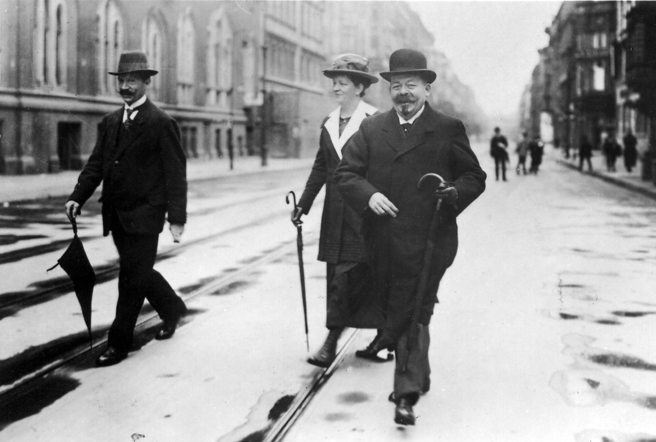 Gründer und Garant der ersten Republik: Friedrich Ebert, hier auf dem Weg zur Stimmabgabe bei den Reichstagswahlen 1920