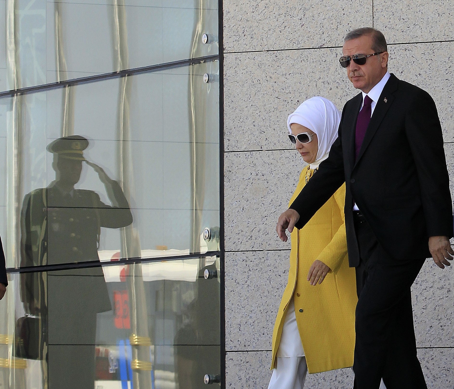 Verlangt Gefolgschaft, bestraft Kritik: Der Türkische Präsident Erdoğan, hier mit seiner Frau