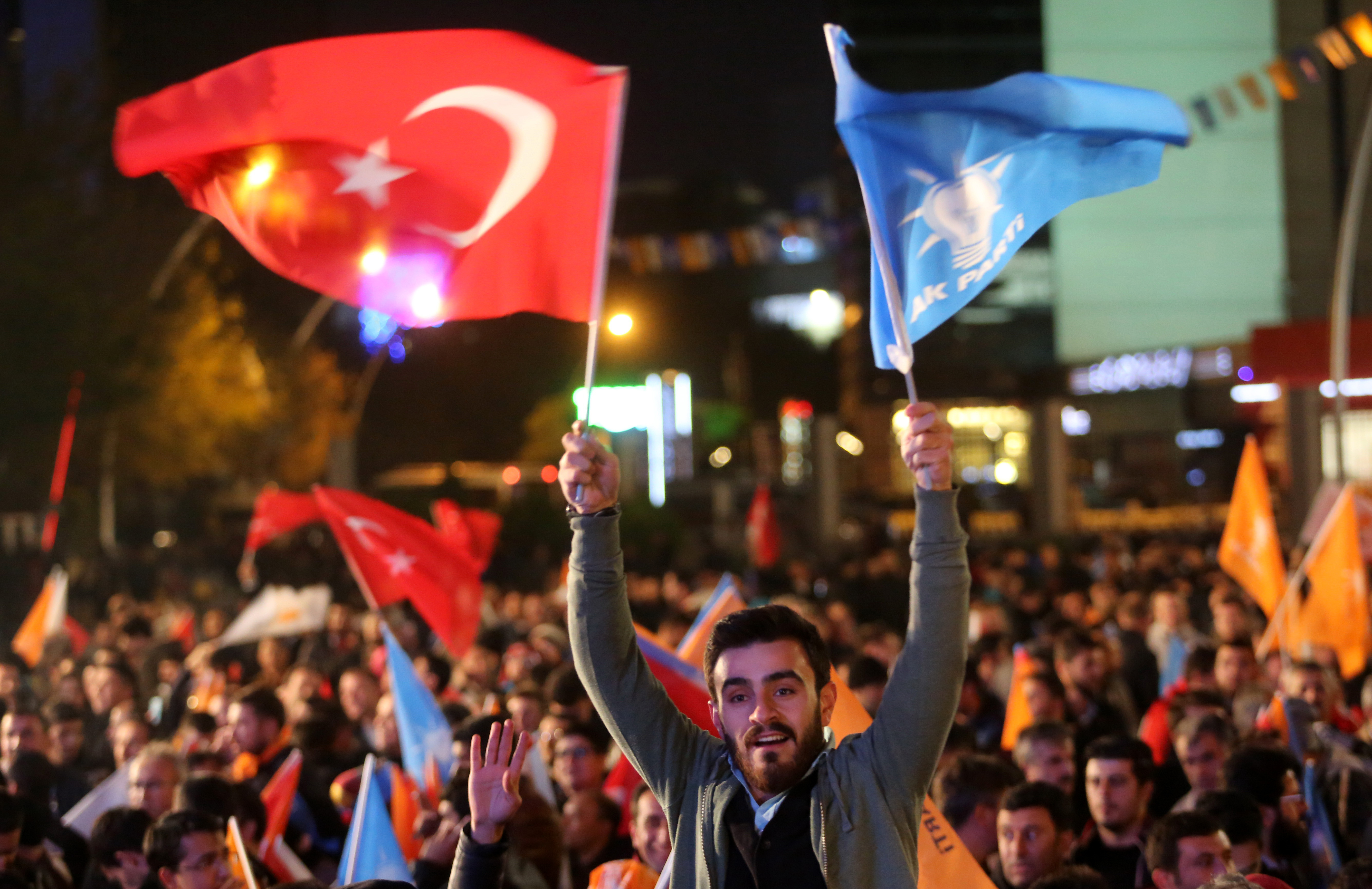 AKP holt absolute Mehrheit