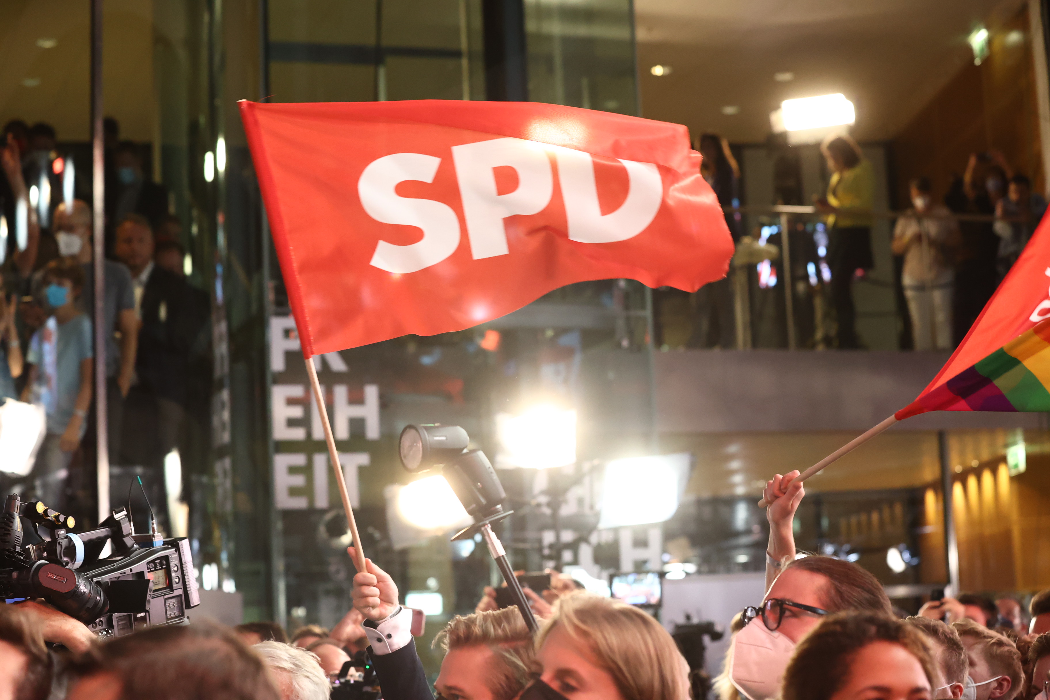 Wahlerfolg: Ein Genosse schwenkt eine SPD-Fahne im Willy-Brandt-Haus.