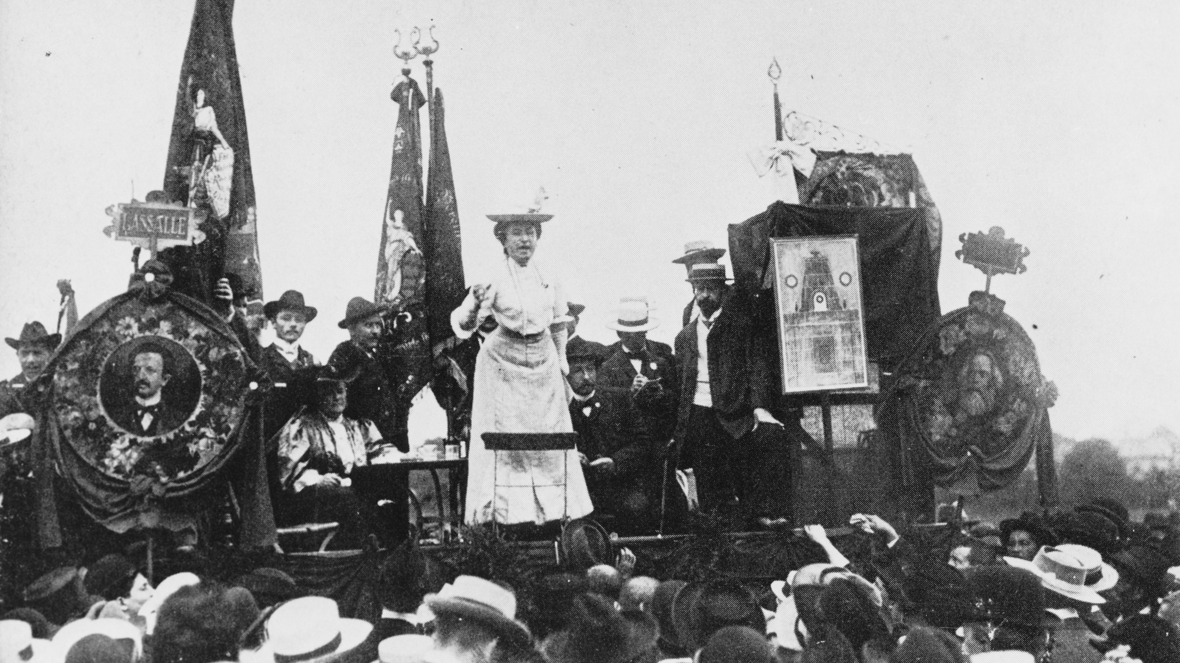 Rosa Luxemburg bei einer Rede auf dem Internationalen Sozialistenkongress in Stuttgart 1907