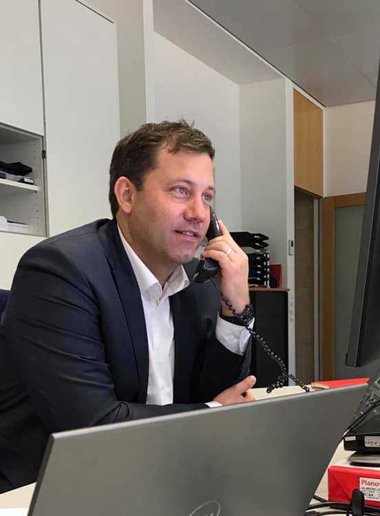 Generalsekretär am Ohr: Auch Lars Klingbeil half schon bei der Hotline für die SPD-Mitgliederbefragung.
