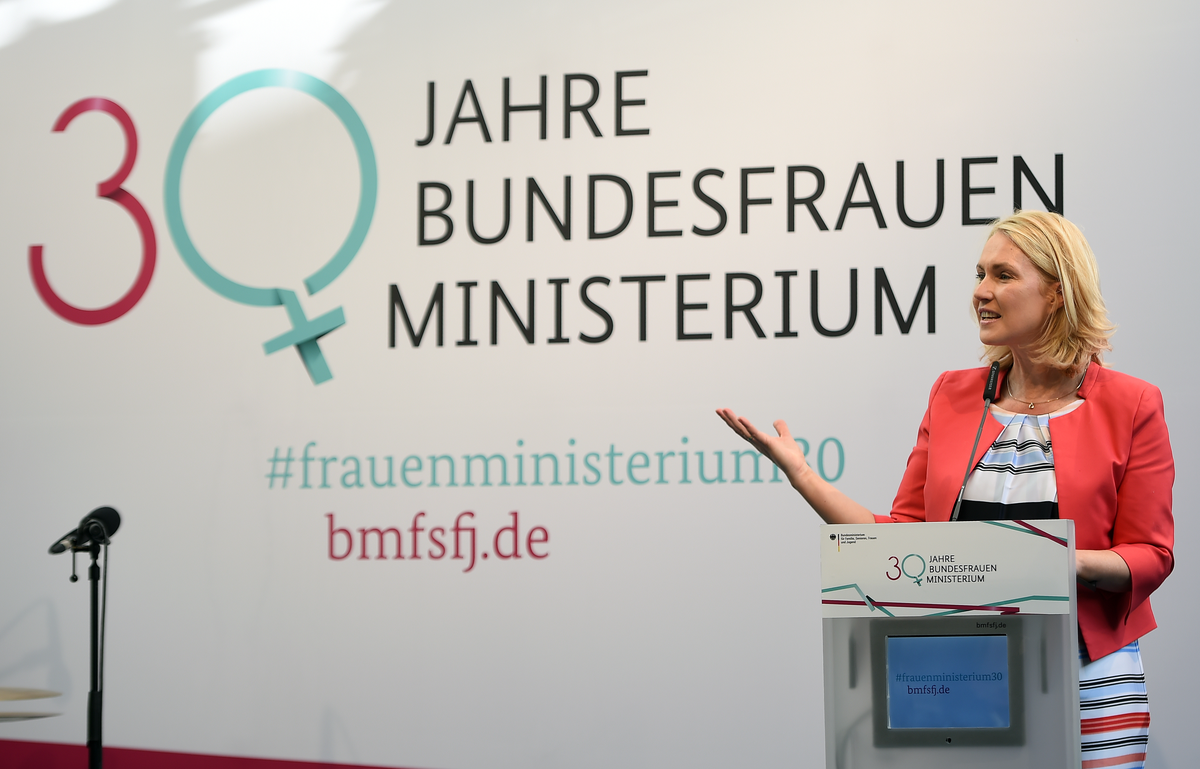 Bundesfrauenministerin Manuela Schwesig fordert gleichen Lohn für gleiche Arbeit.