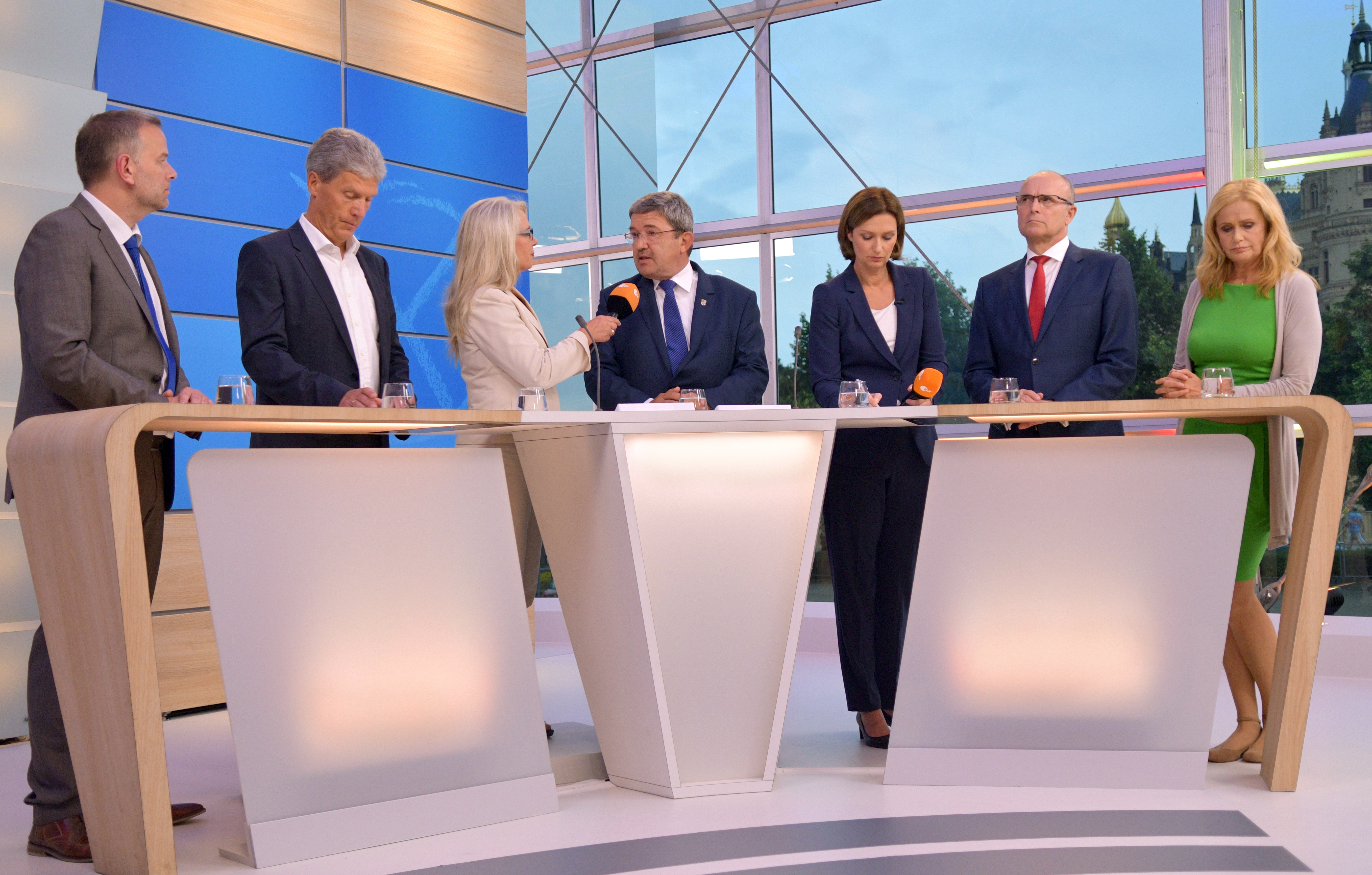 Analyse nach der Wahl in Mecklenburg-Vorpommern: Spitzenkandidaten im Fernsehstudio. Zweiter von Rechts ist Wahlgewinner und Ministerpräsident Erwin Sellering (SPD). 