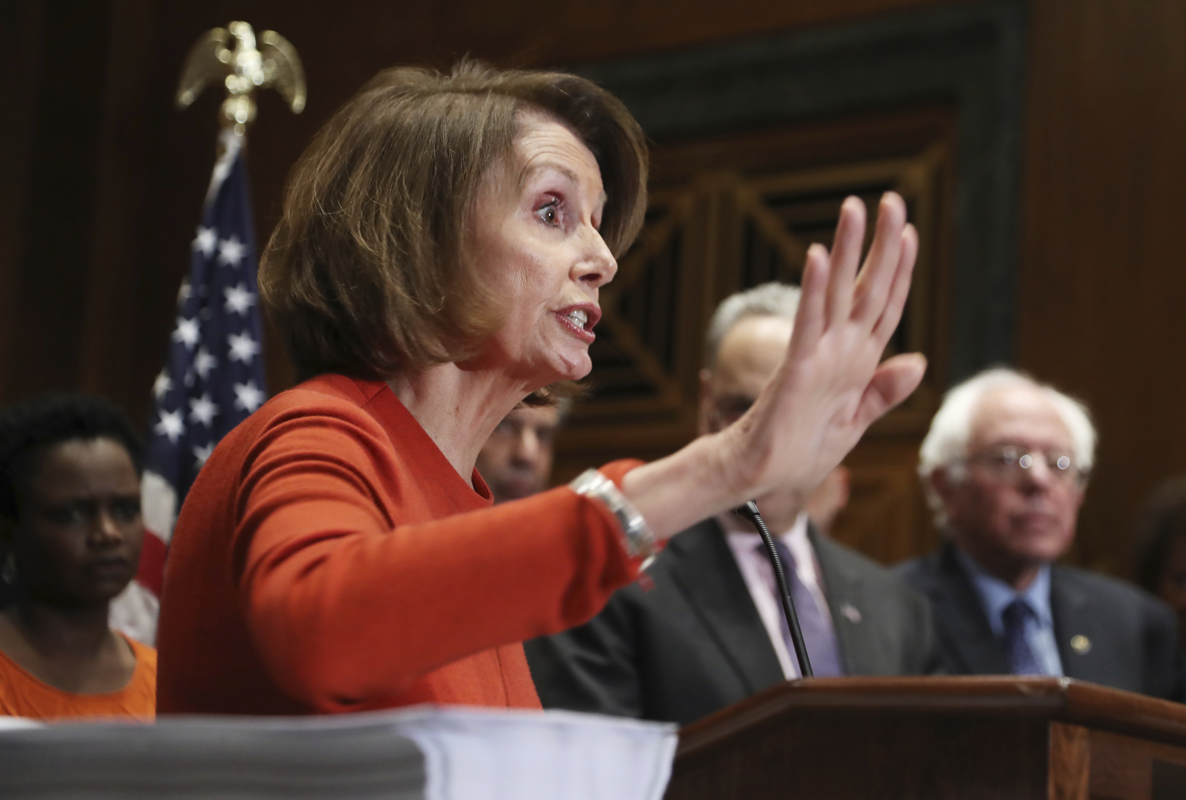 Richtungsstreit der US-Demokraten: Nancy Pelosi steht für das "Establishment", Bernie Sanders (r.) für den linken Flügel.